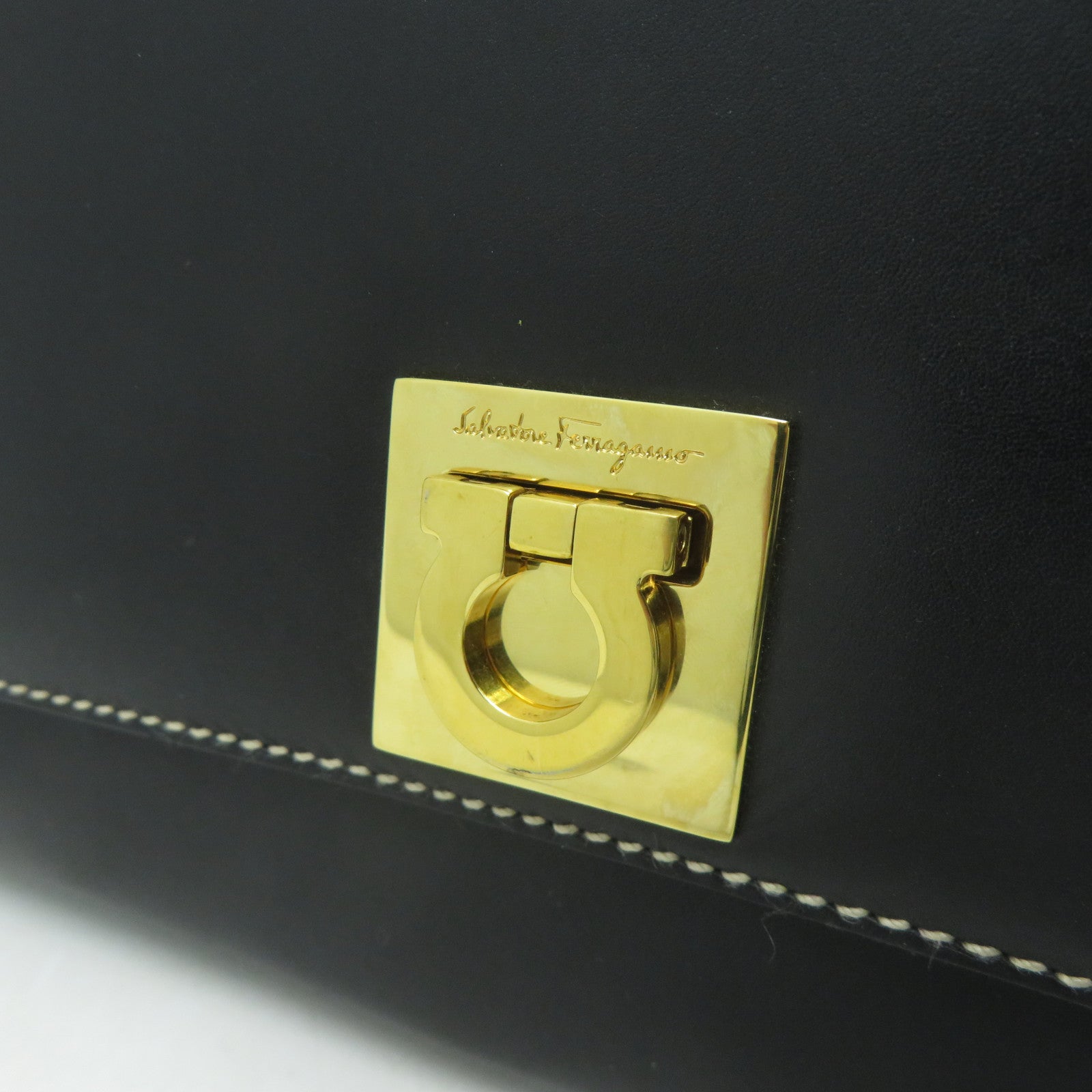 Salvatore Ferragamo 【激減優惠】牛皮皮革Shoulder Bag金扣肩背袋黑色