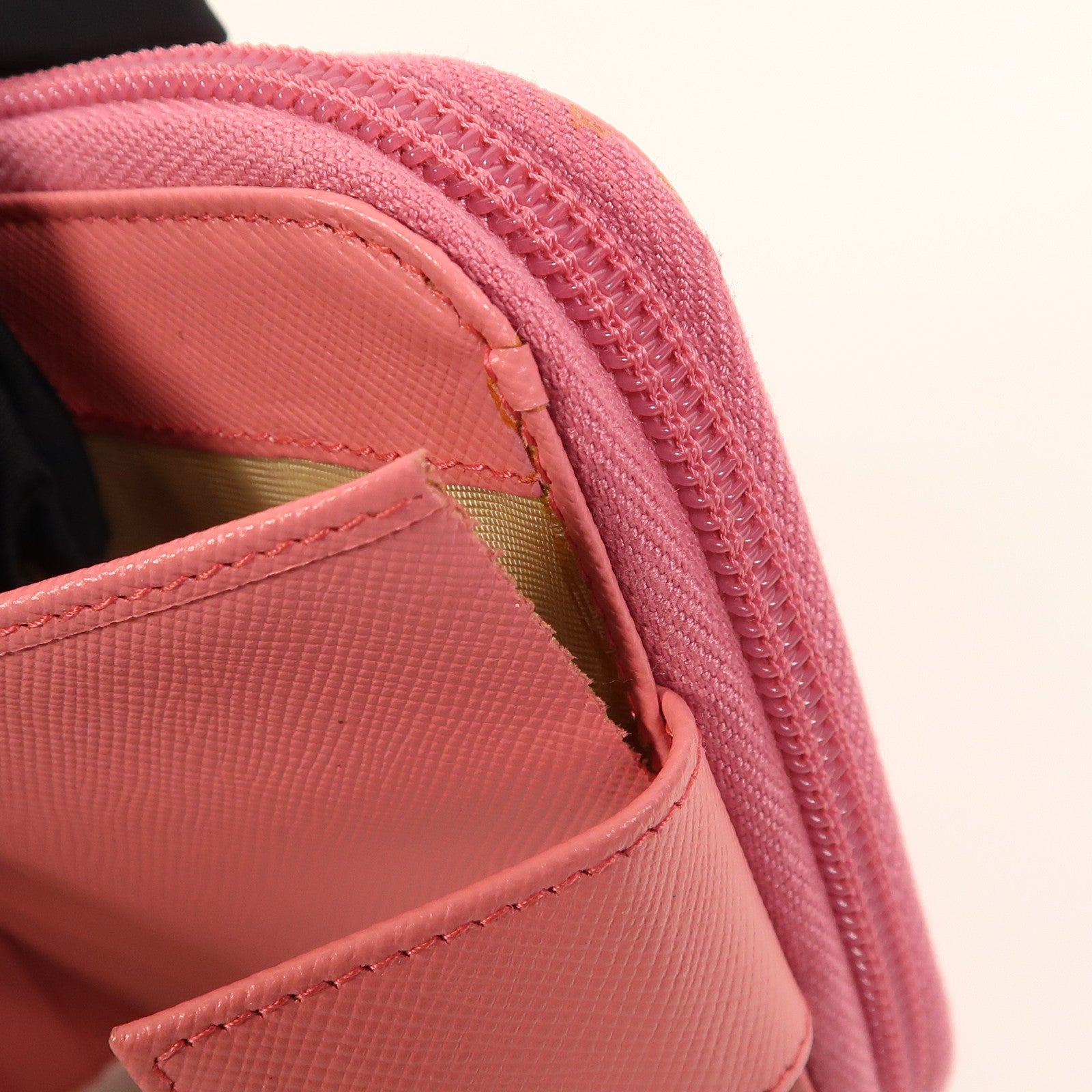 PRADA Saffiano皮革Wallet銀扣錢包