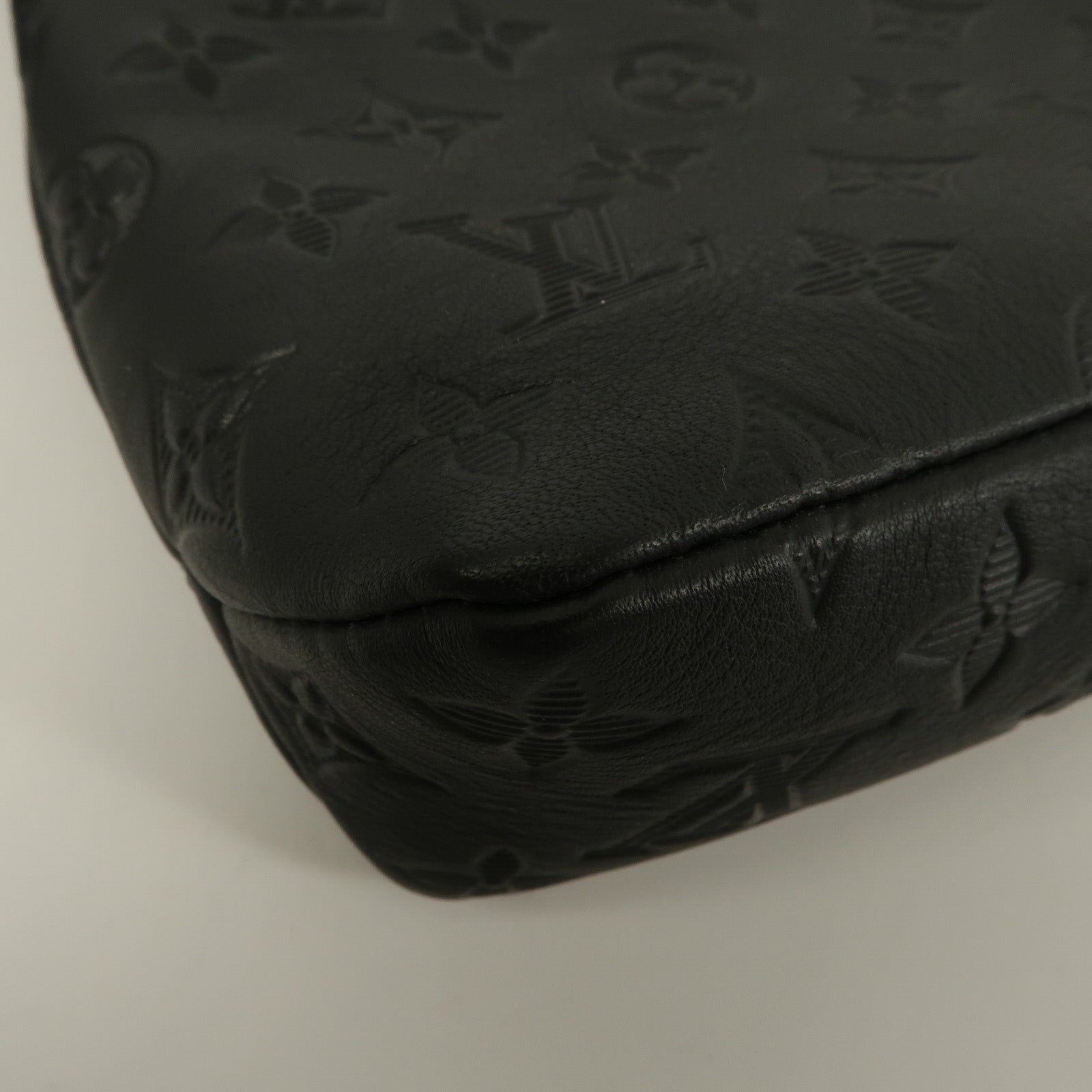 LOUIS VUITTON Monogram Shadow Pochette Voyage Souple手拿包