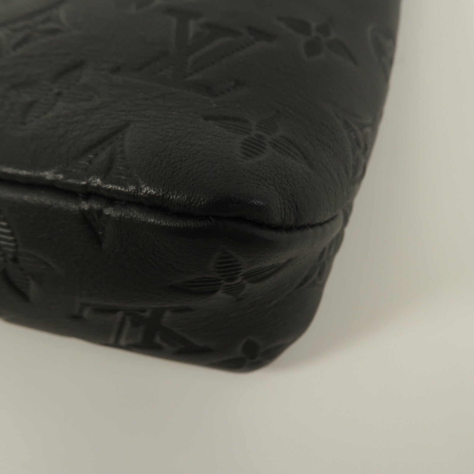 LOUIS VUITTON Monogram Shadow Pochette Voyage Souple手拿包