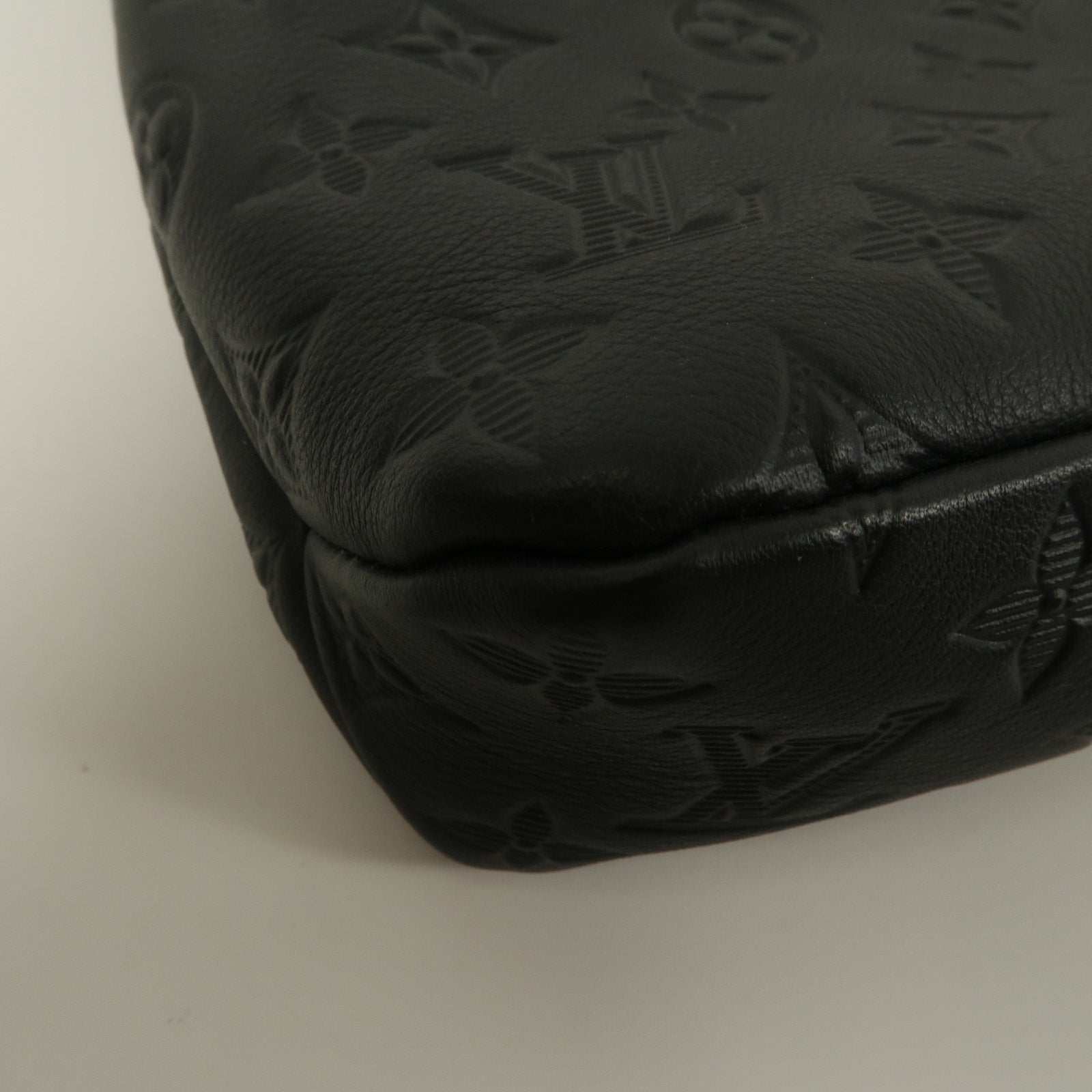 LOUIS VUITTON Monogram Shadow Pochette Voyage Souple手拿包