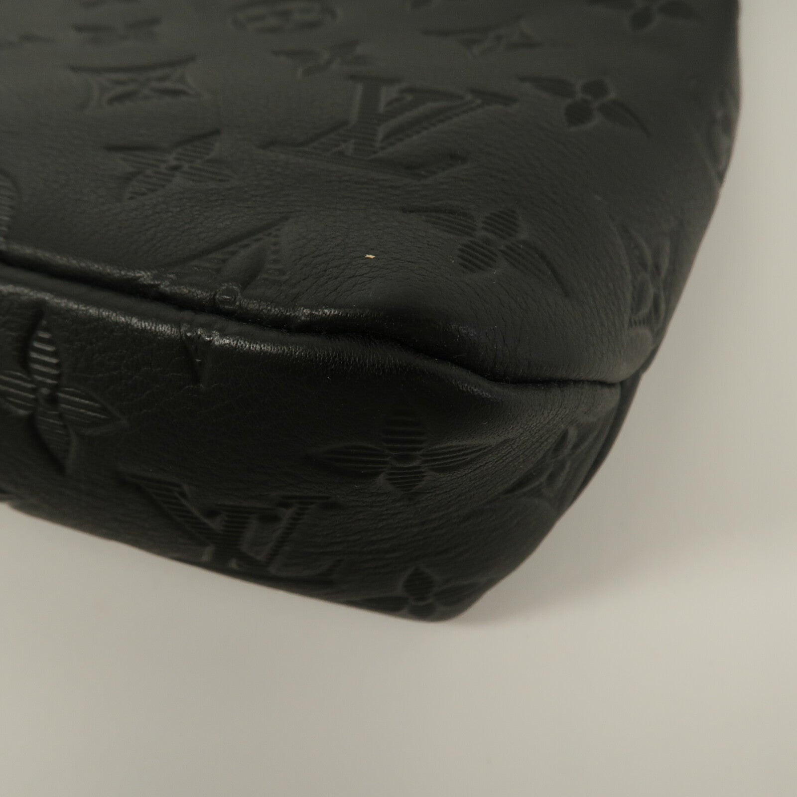LOUIS VUITTON Monogram Shadow Pochette Voyage Souple手拿包