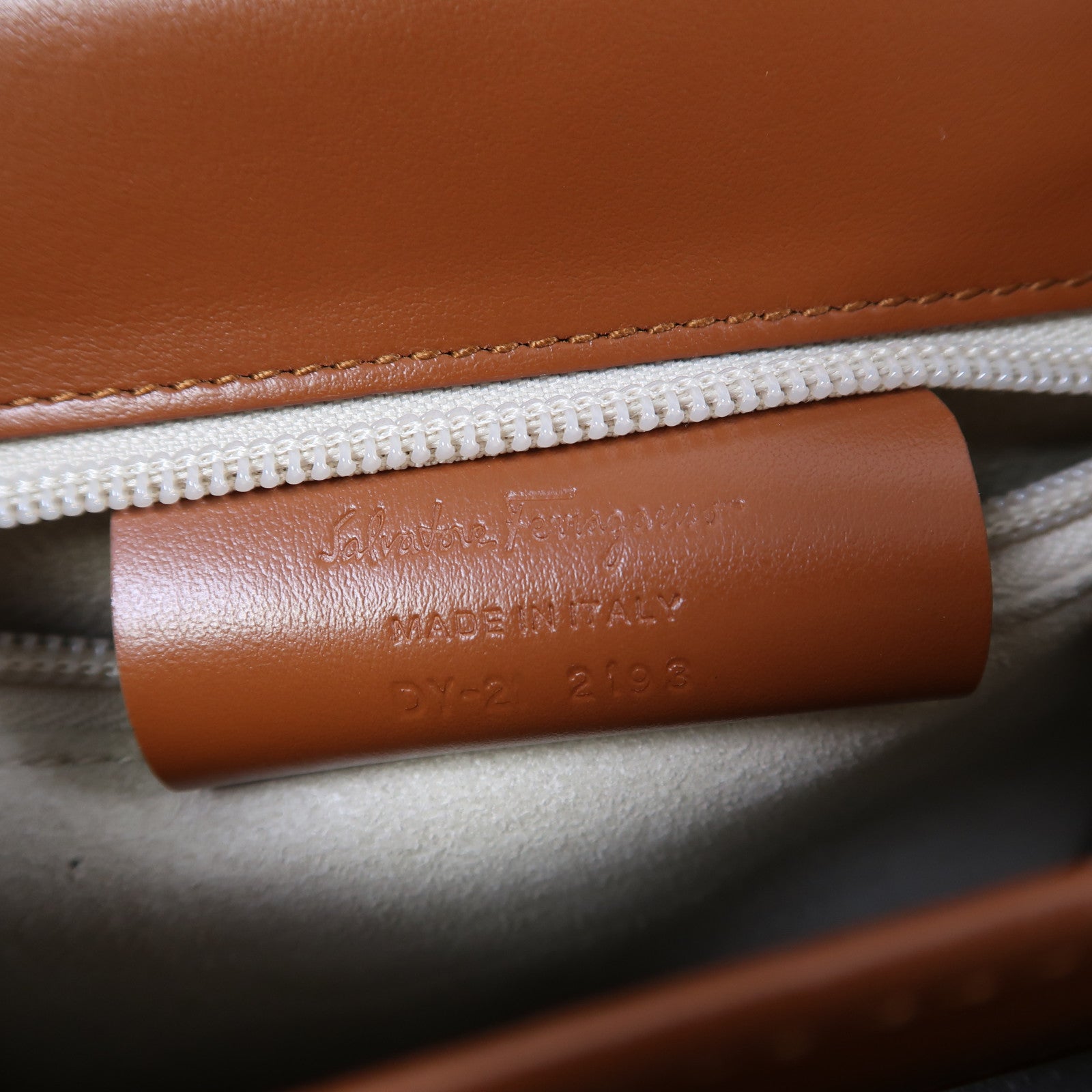 Salvatore Ferragamo 牛皮皮革Small Top Handle金扣手挽肩背兩用袋啡色
