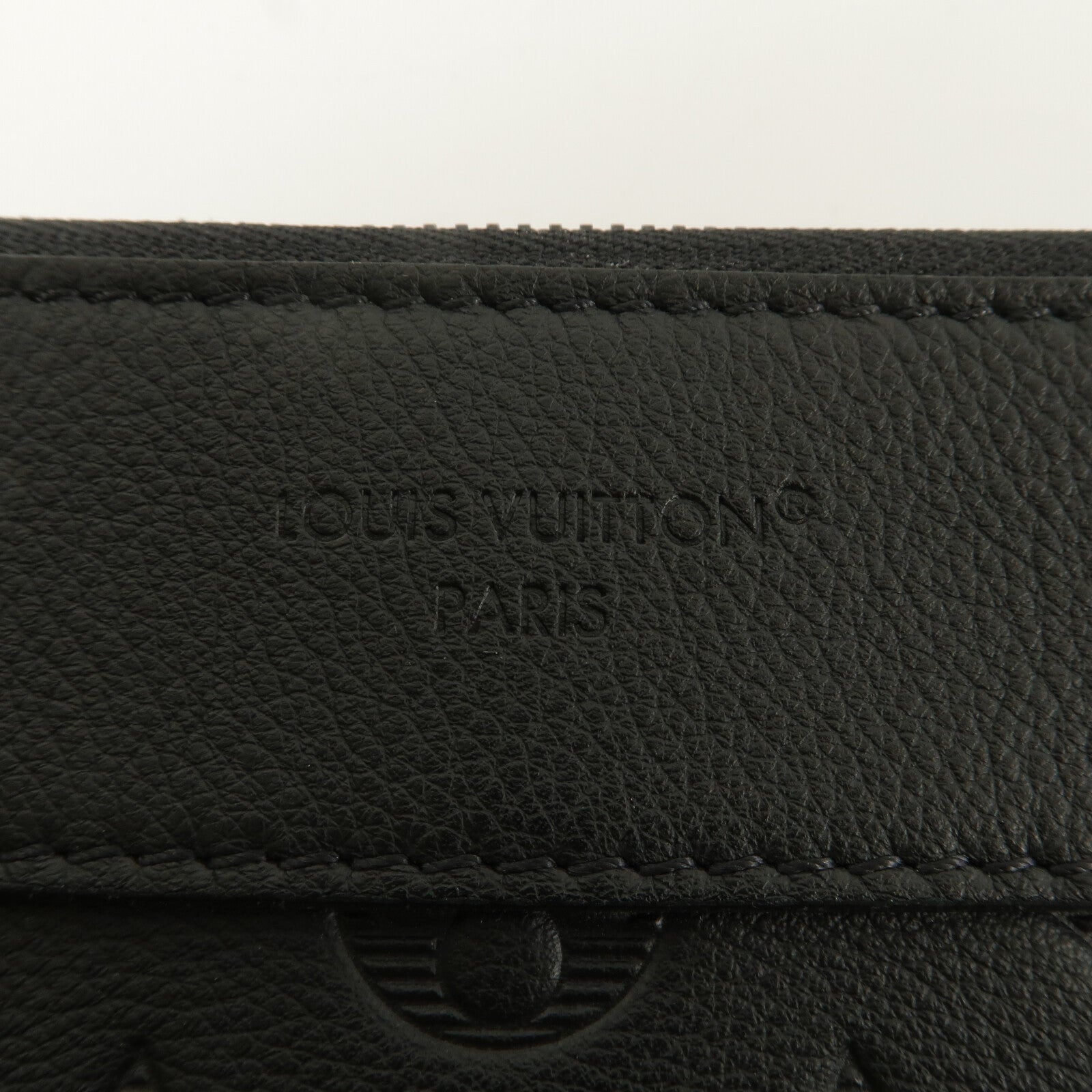 LOUIS VUITTON Monogram Shadow Pochette Voyage Souple手拿包