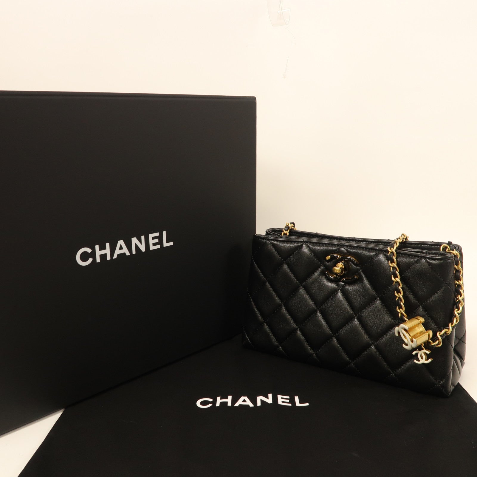CHANEL 羊皮皮革Chain Shoulder金扣鏈帶肩背袋