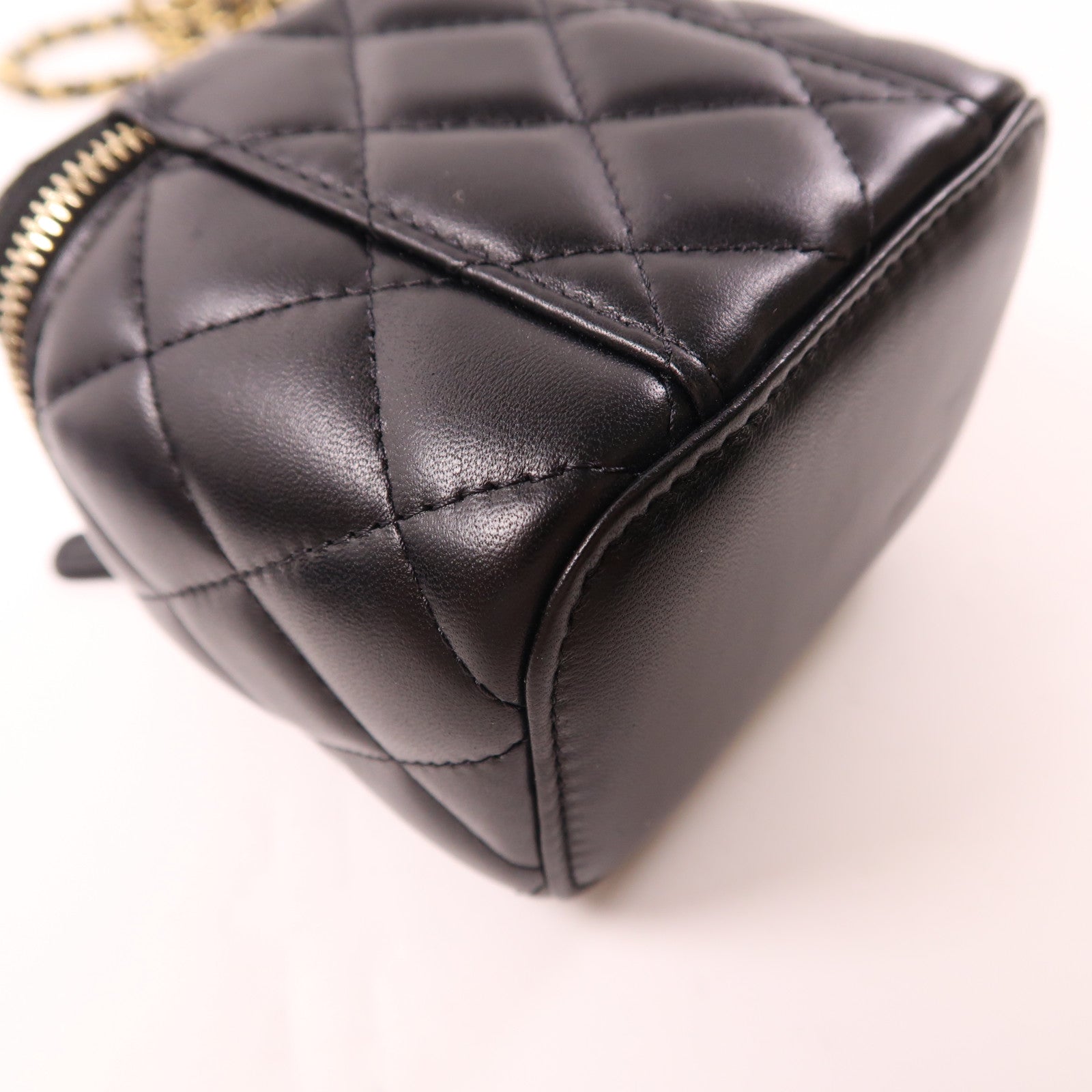 CHANEL 羊皮皮革Vanity Case金扣鏈帶肩背袋黑色
