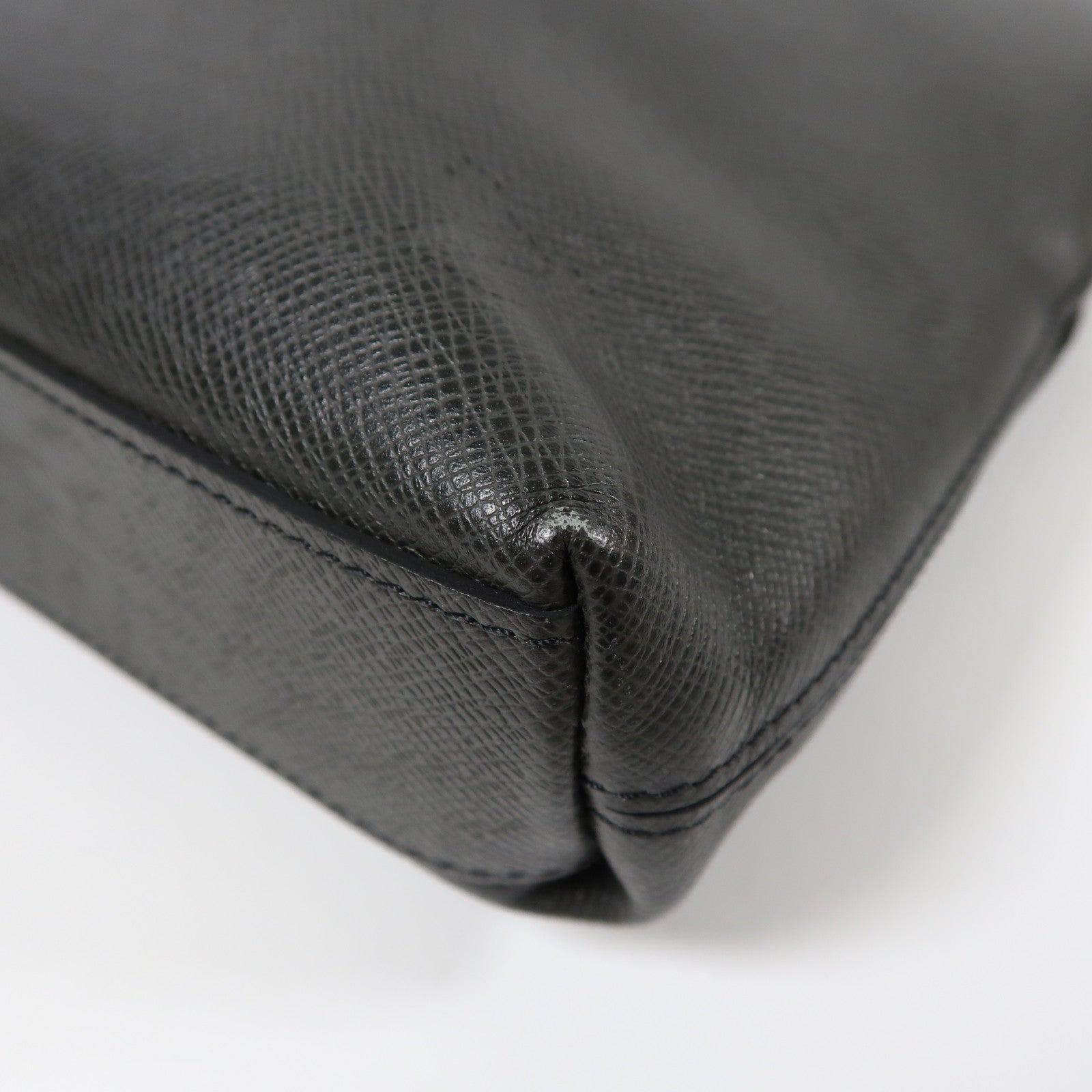 LOUIS VUITTON Taiga Anton Soft Briefcase銀扣手挽肩背兩用袋黑色