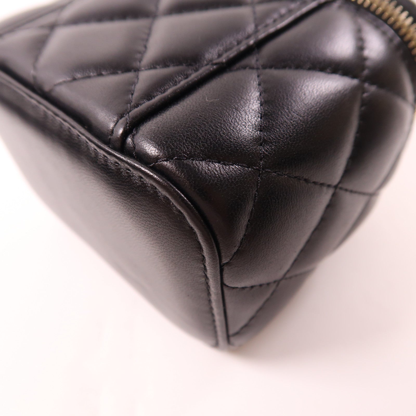 CHANEL 羊皮皮革Vanity Case金扣鏈帶肩背袋黑色