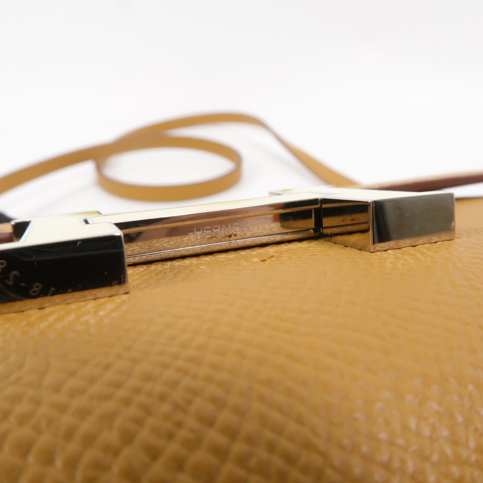 HERMES Epsom皮革Constance To Go肩背袋Sesame
