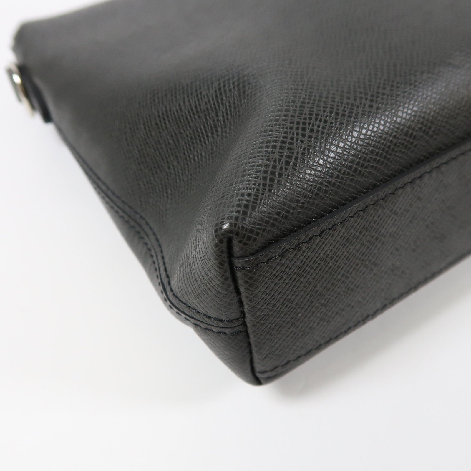 LOUIS VUITTON Taiga Anton Soft Briefcase銀扣手挽肩背兩用袋黑色