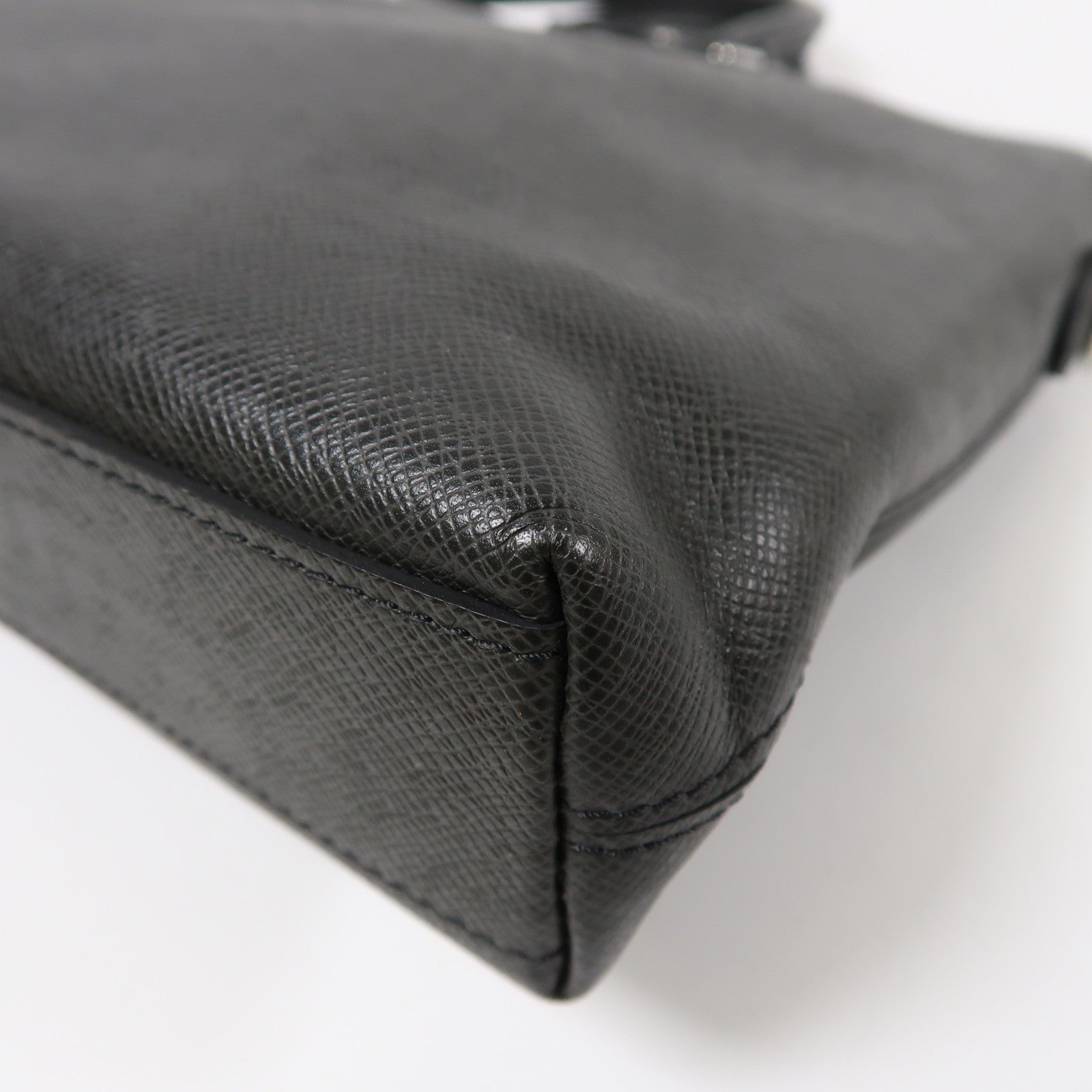 LOUIS VUITTON Taiga Anton Soft Briefcase銀扣手挽肩背兩用袋黑色