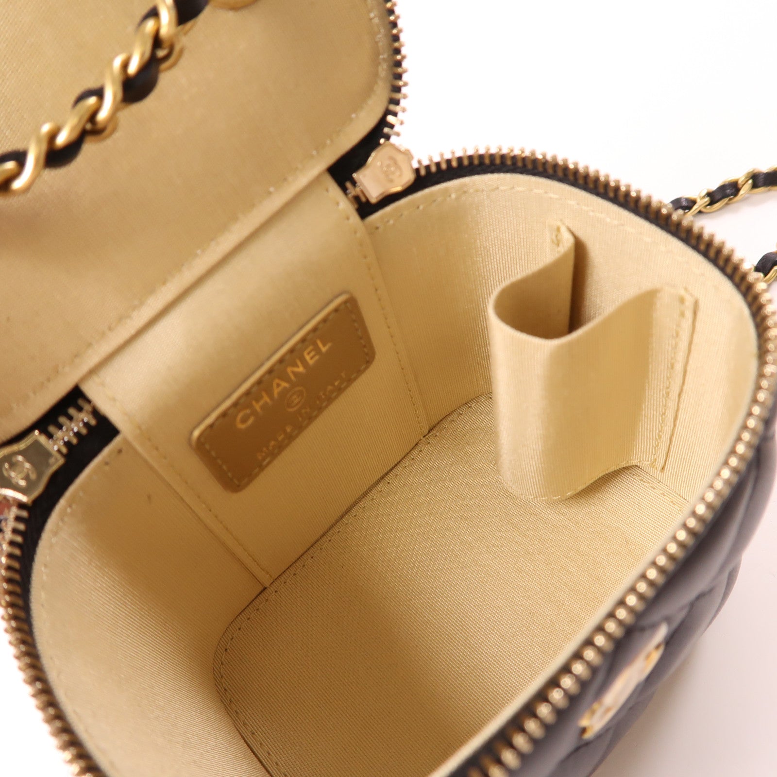 CHANEL 羊皮皮革Vanity Case金扣鏈帶肩背袋黑色