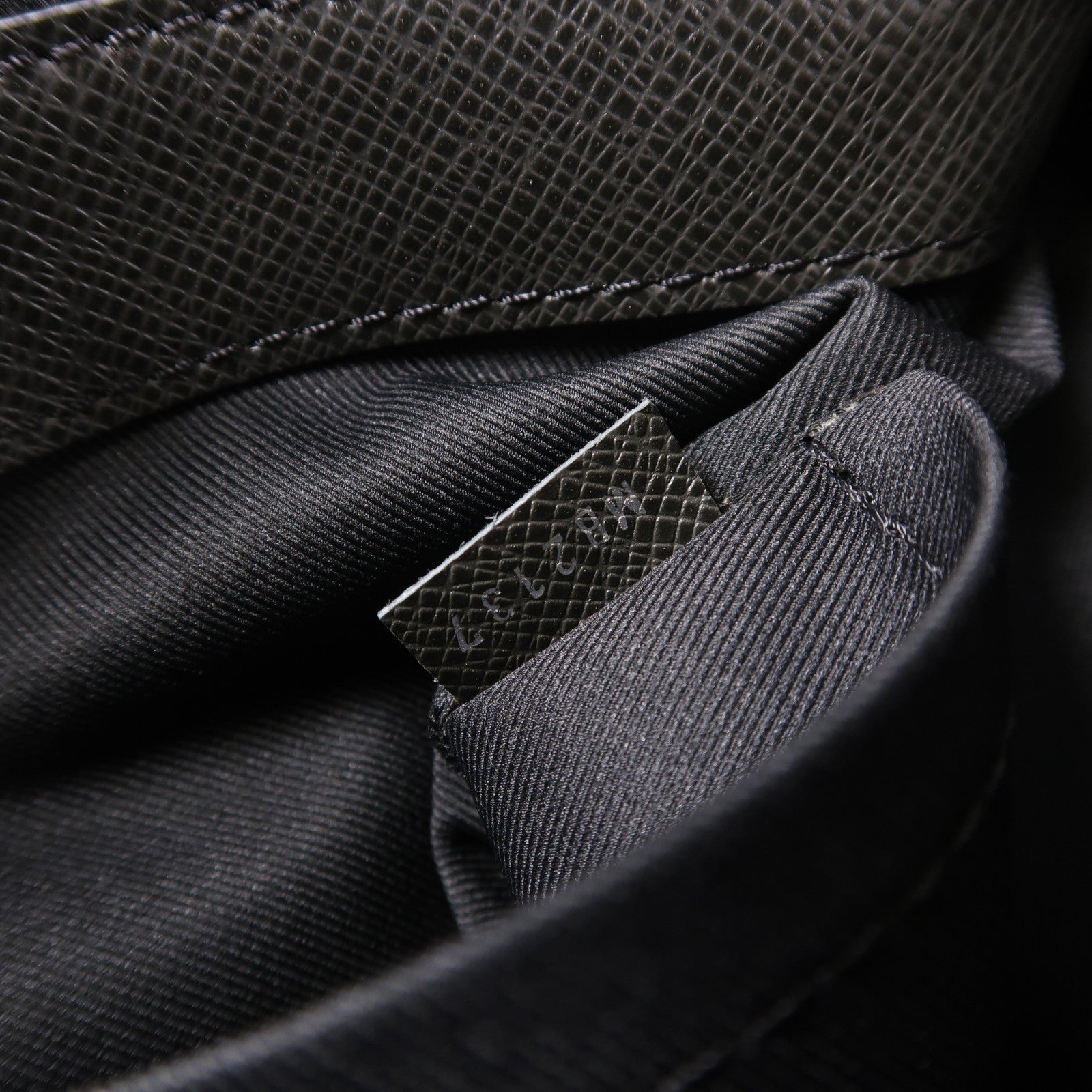 LOUIS VUITTON Taiga Anton Soft Briefcase銀扣手挽肩背兩用袋黑色