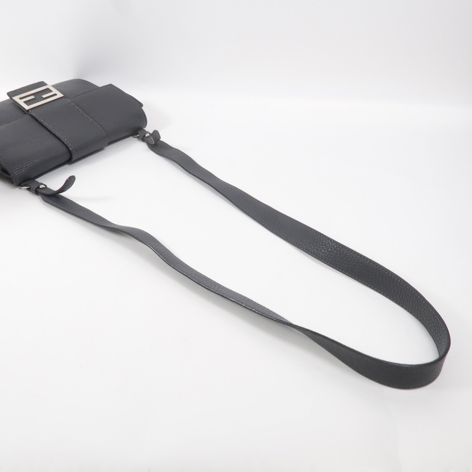 FENDI 牛皮皮革Flat Baguette肩背袋