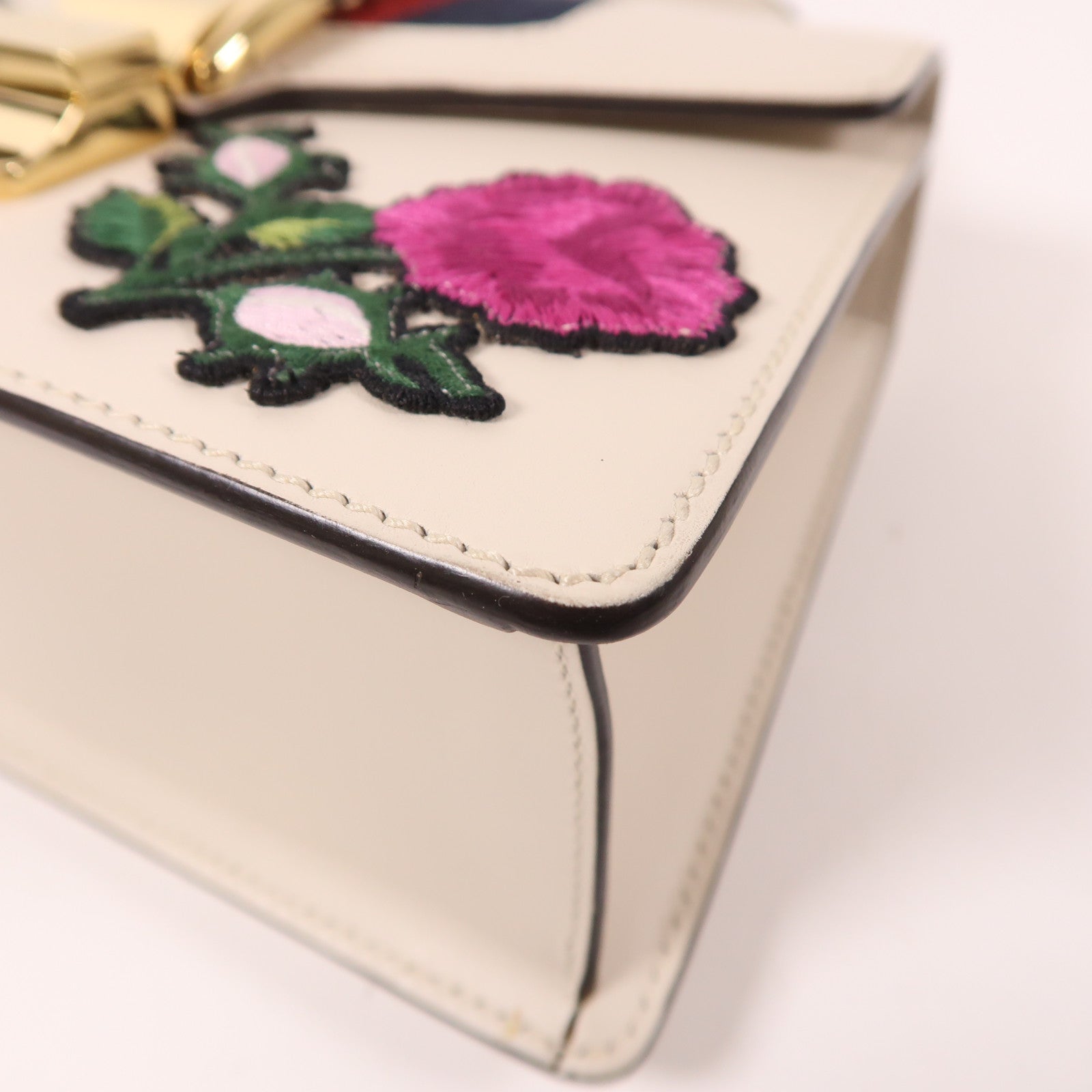 GUCCI 牛皮皮革Sylvie Mini Bag金扣手挽肩背兩用袋白色