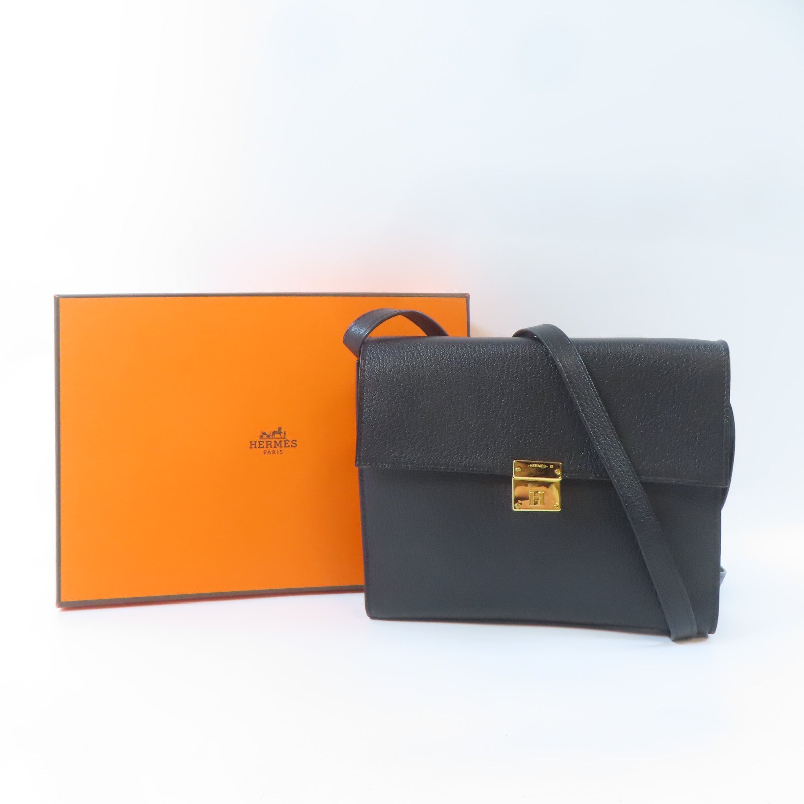 HERMES Chevre皮革Clic 16金扣肩背袋Noir黑色
