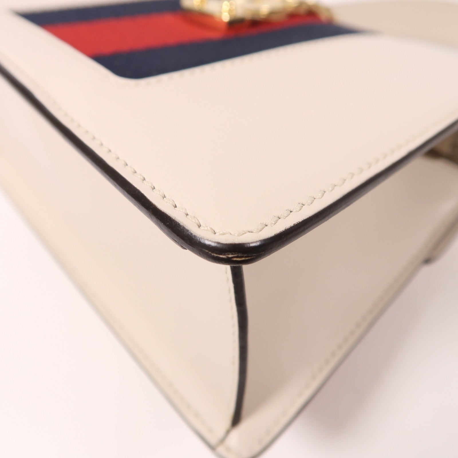 GUCCI 牛皮皮革Sylvie Mini Bag金扣手挽肩背兩用袋白色