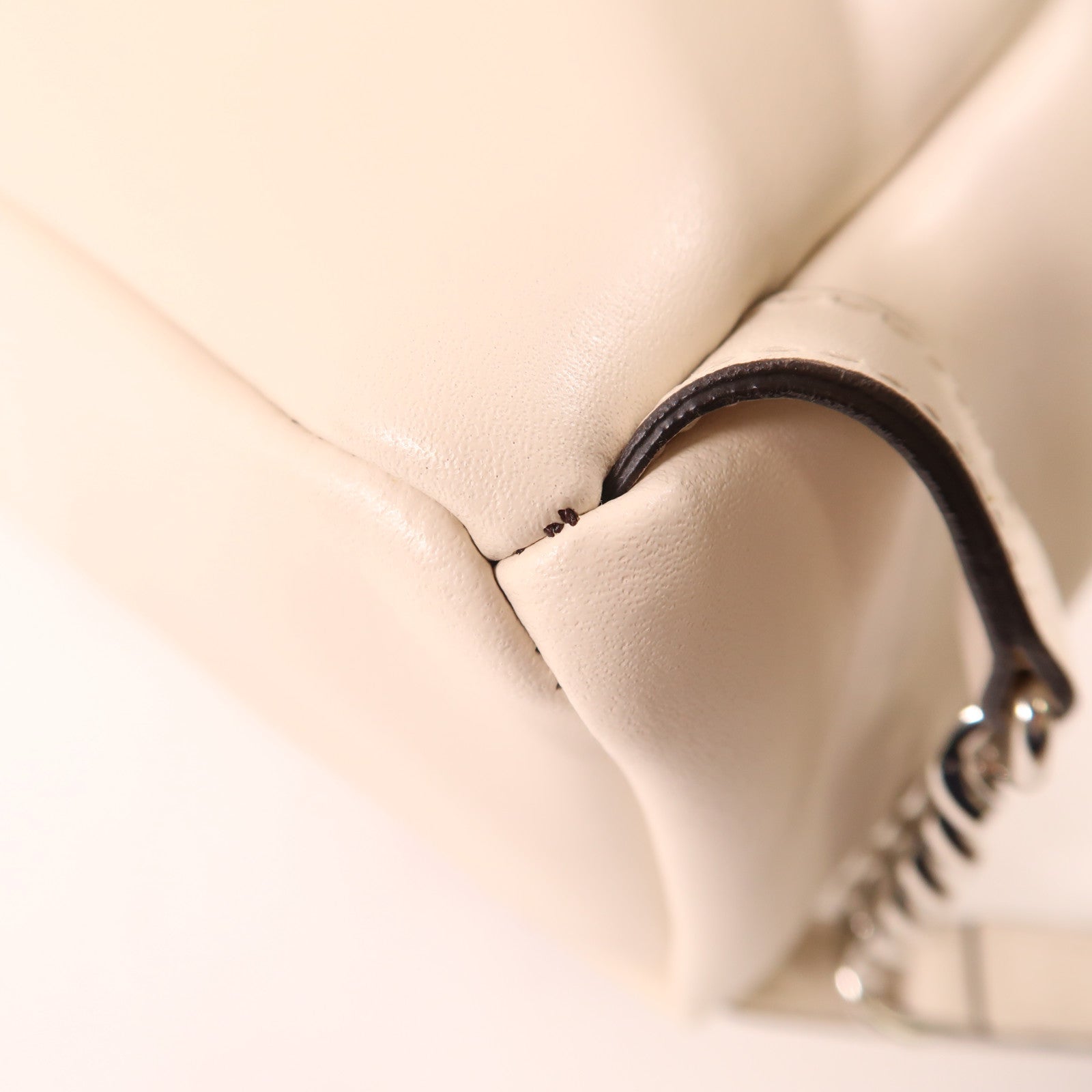 FENDI 羊皮皮革Backpack銀扣背包米色