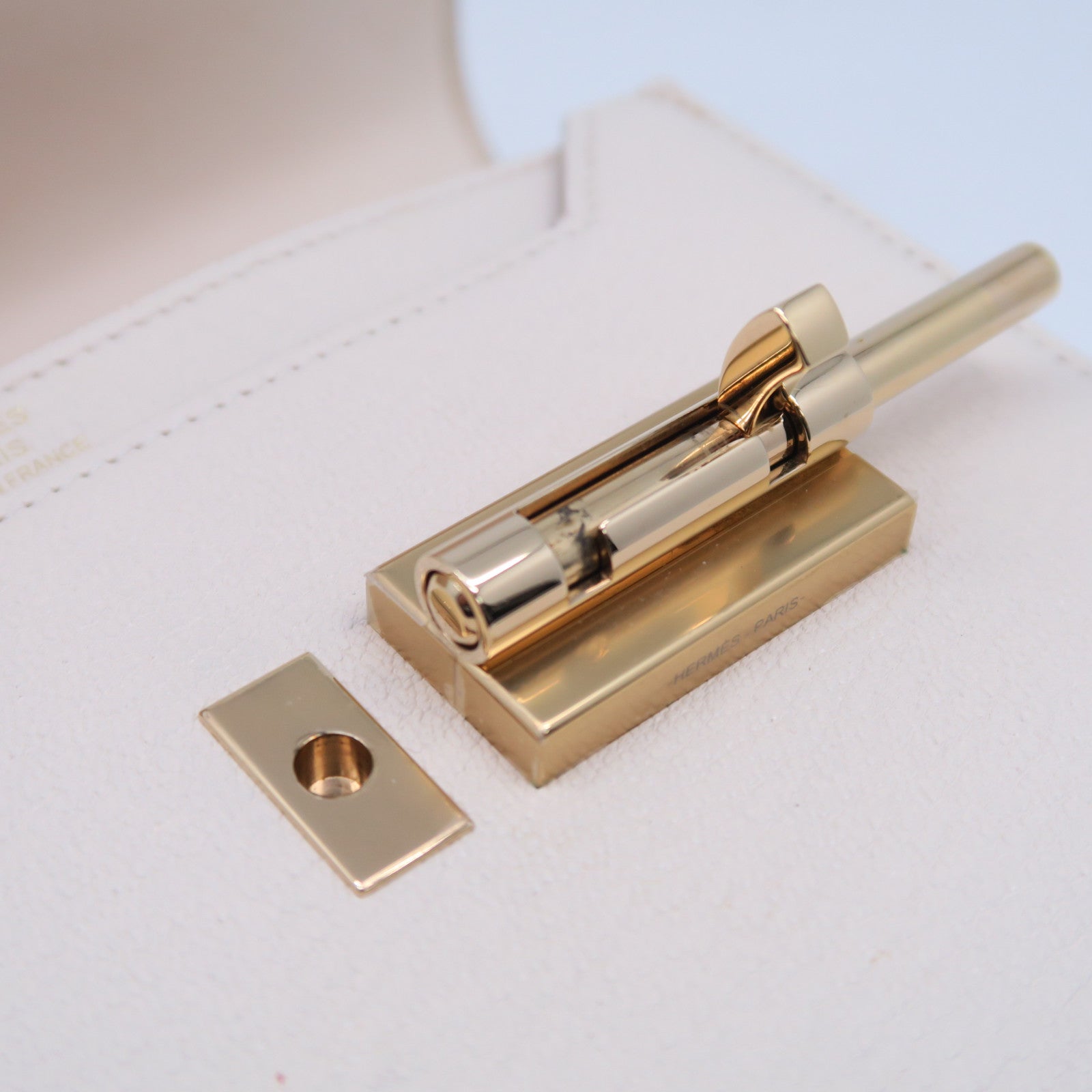HERMES Chevre皮革Mini Verrou金扣鏈帶肩背袋Nata奶油白色