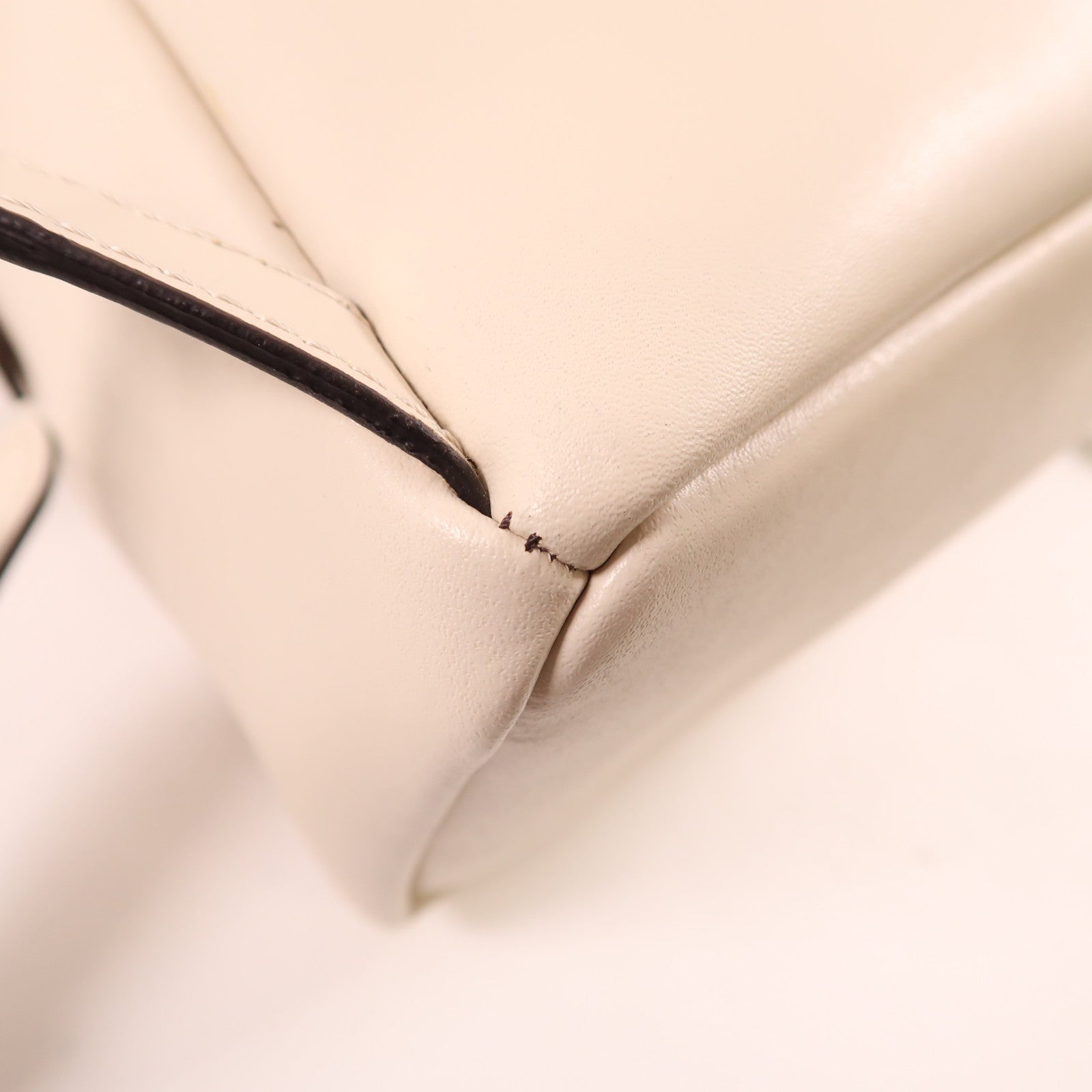 FENDI 羊皮皮革Backpack銀扣背包米色
