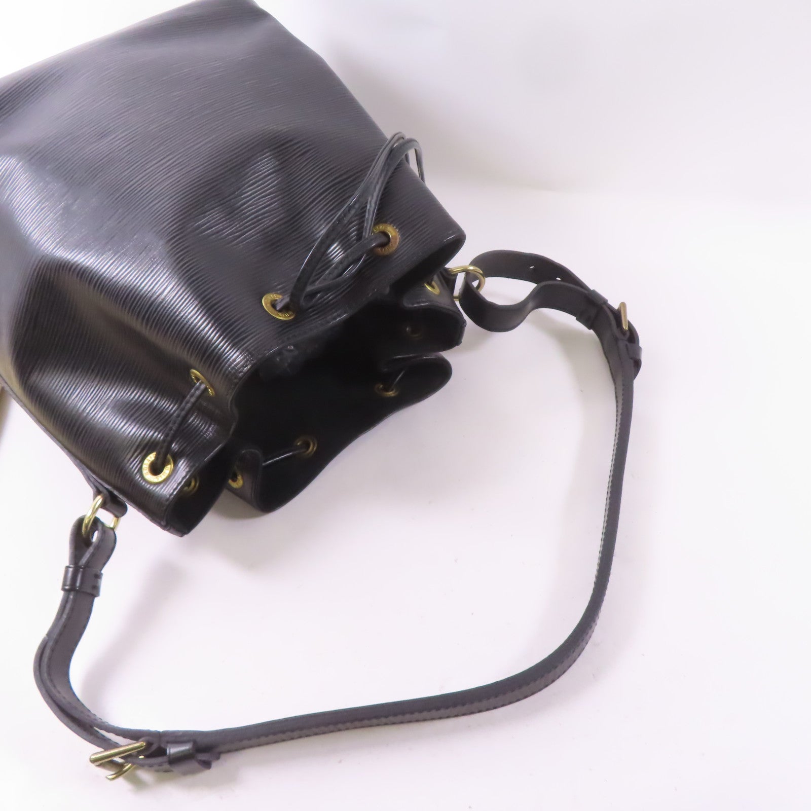 LOUIS VUITTON Epi Noe Bucket Bag金扣肩背袋黑色