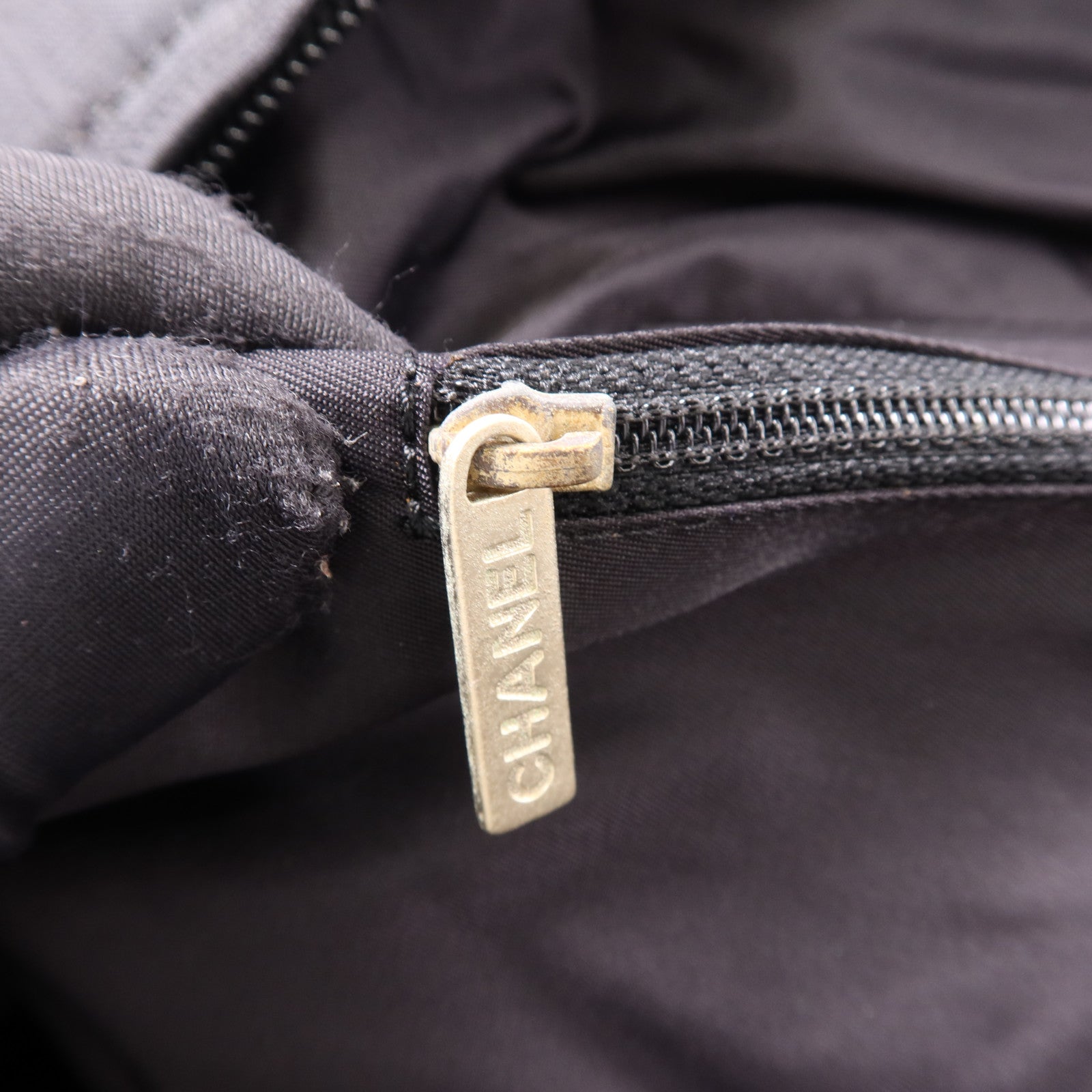 CHANEL 尼龍Carry Bag銀扣手挽袋