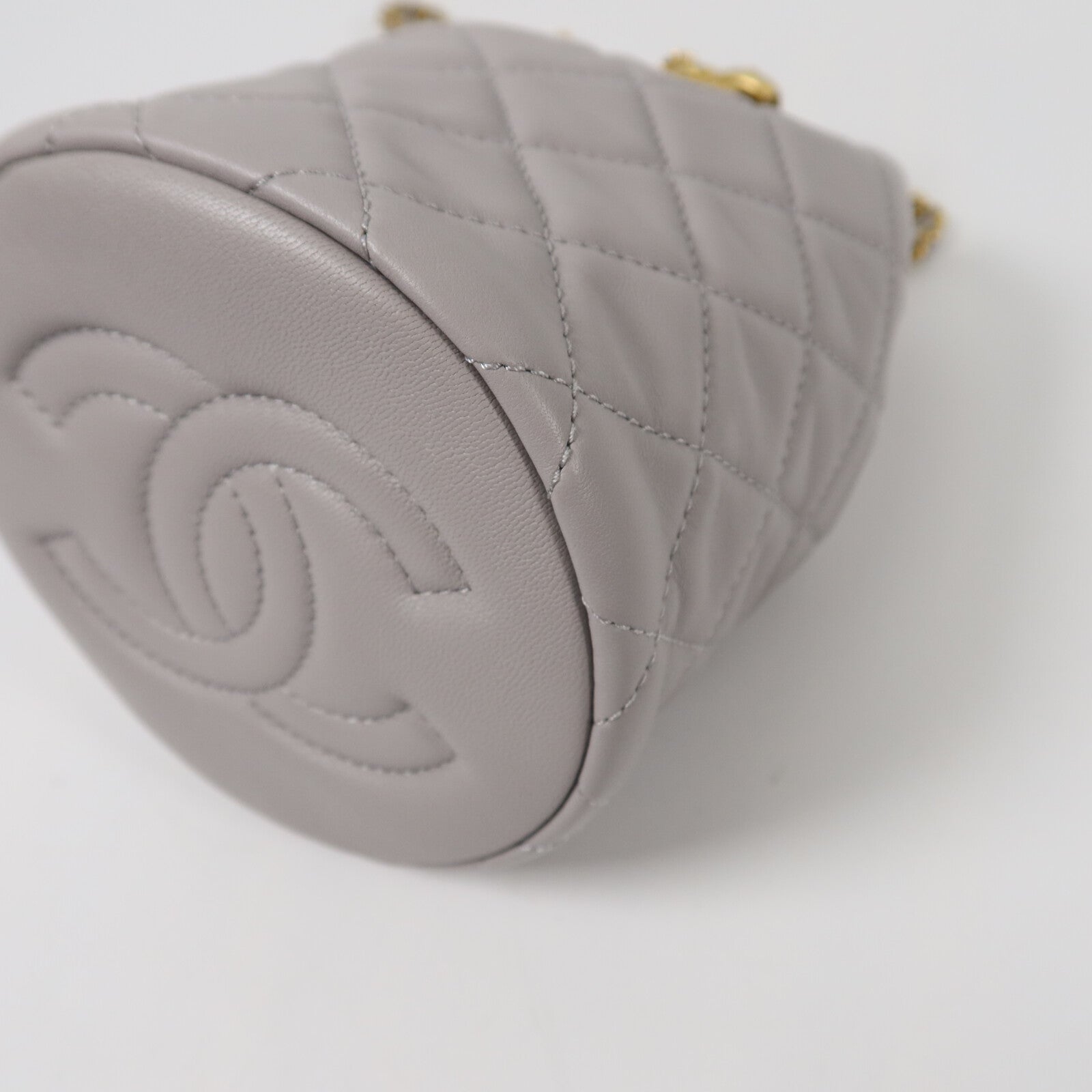 CHANEL 羊皮皮革Pearl Crush Bucket Bag鏈帶肩背袋