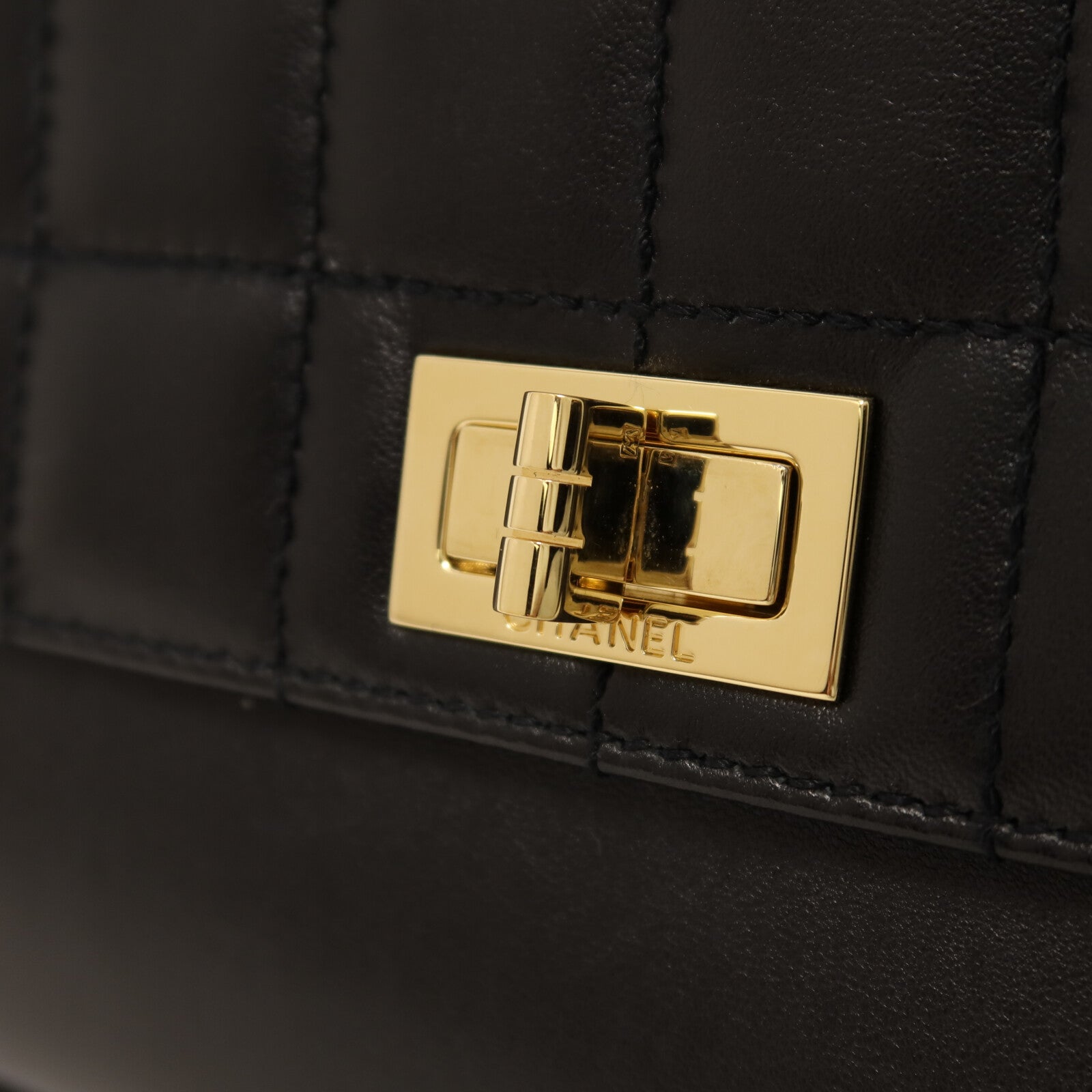 CHANEL 羊皮皮革2.55 Chocobar Flap Bag金扣鏈帶肩背袋