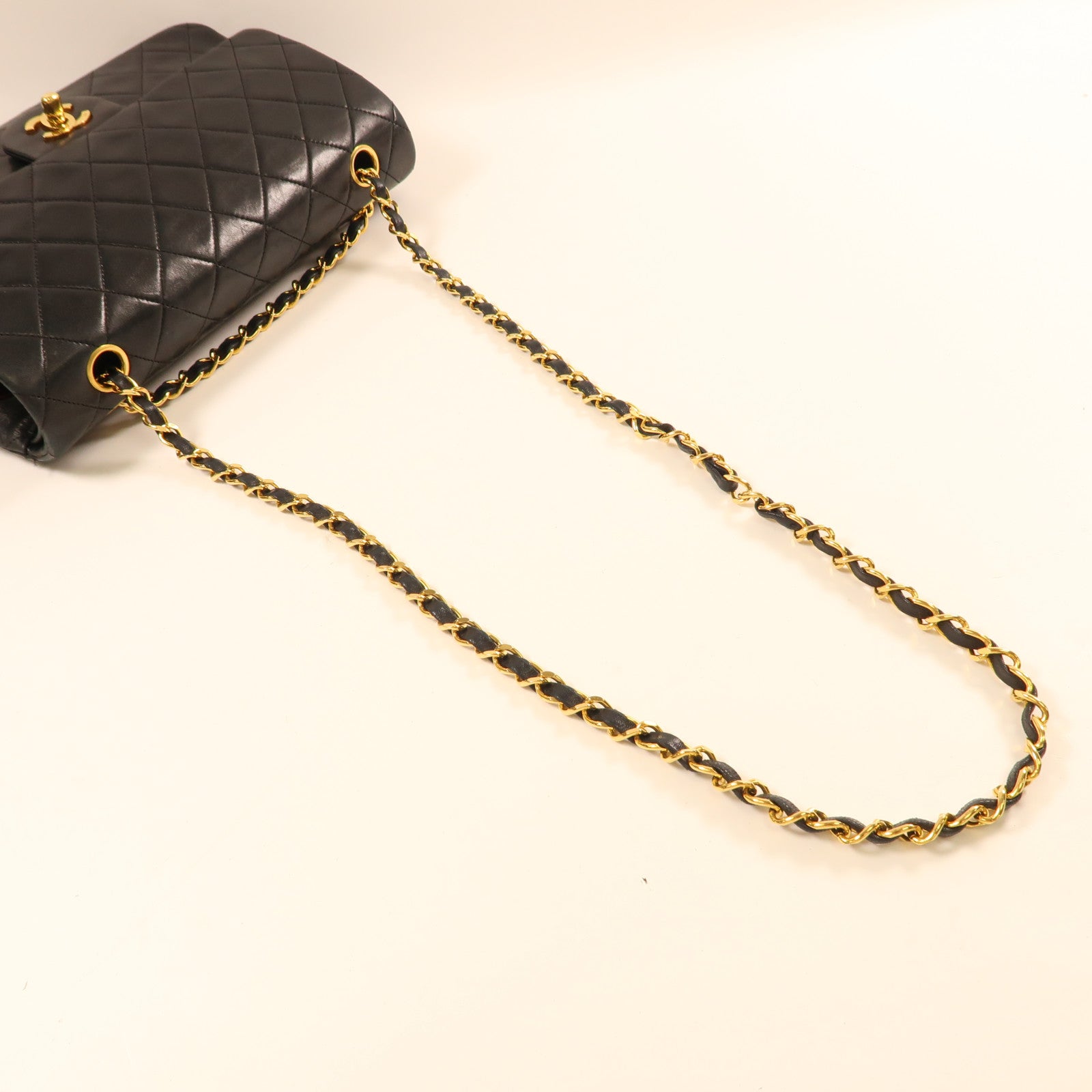 CHANEL 牛皮皮革Chain Shoulder金扣鏈帶肩背袋黑色
