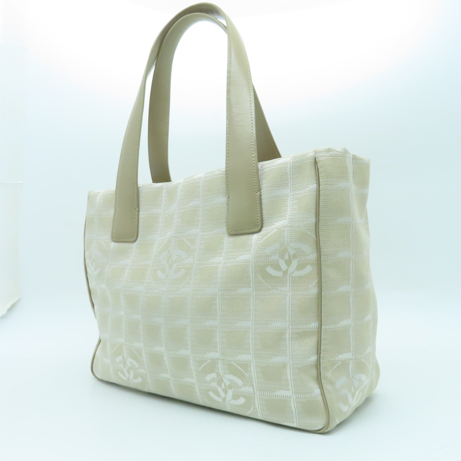 CHANEL 【清倉大減價】尼龍New Travel Line Tote金扣手挽袋杏色