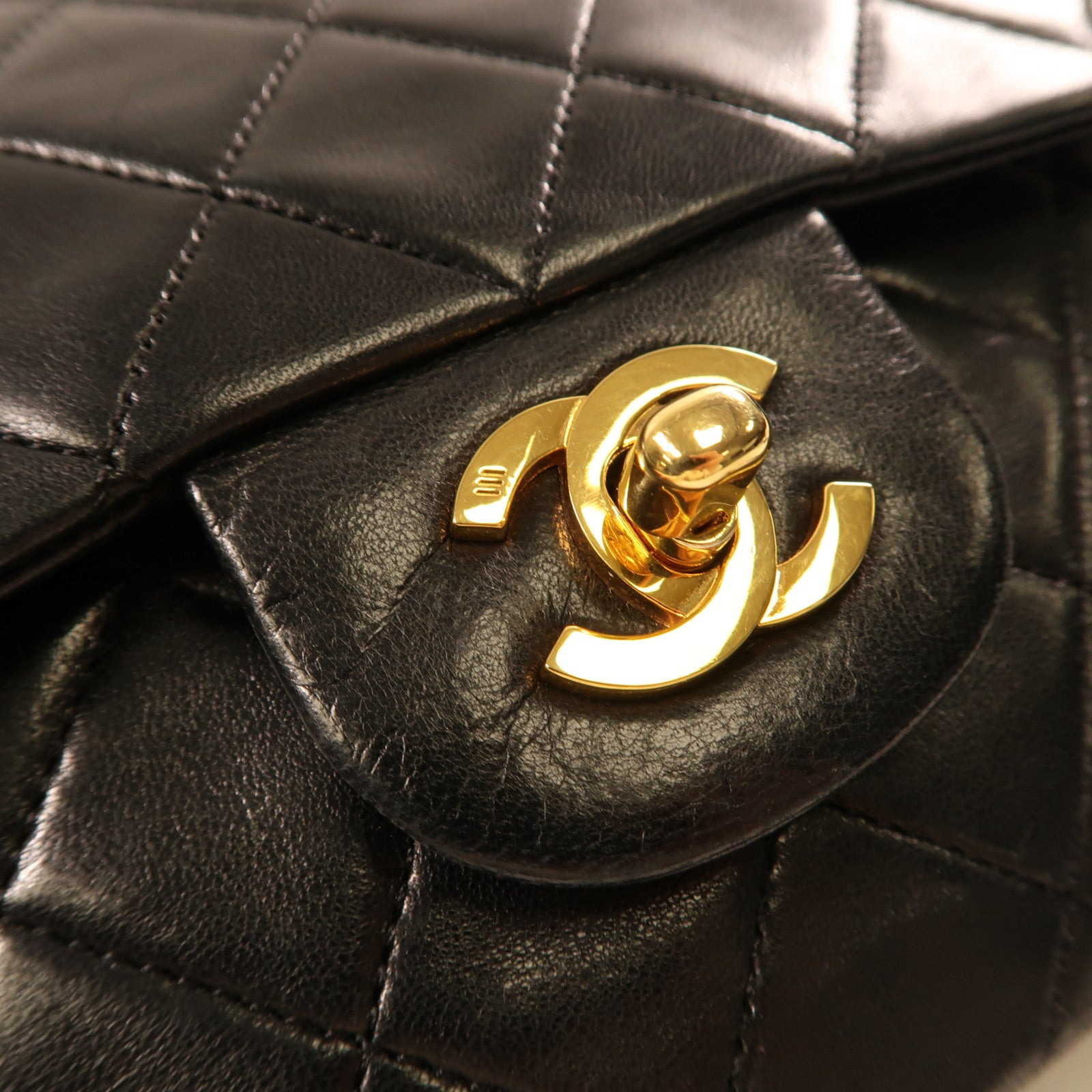CHANEL 牛皮皮革Chain Shoulder金扣鏈帶肩背袋黑色