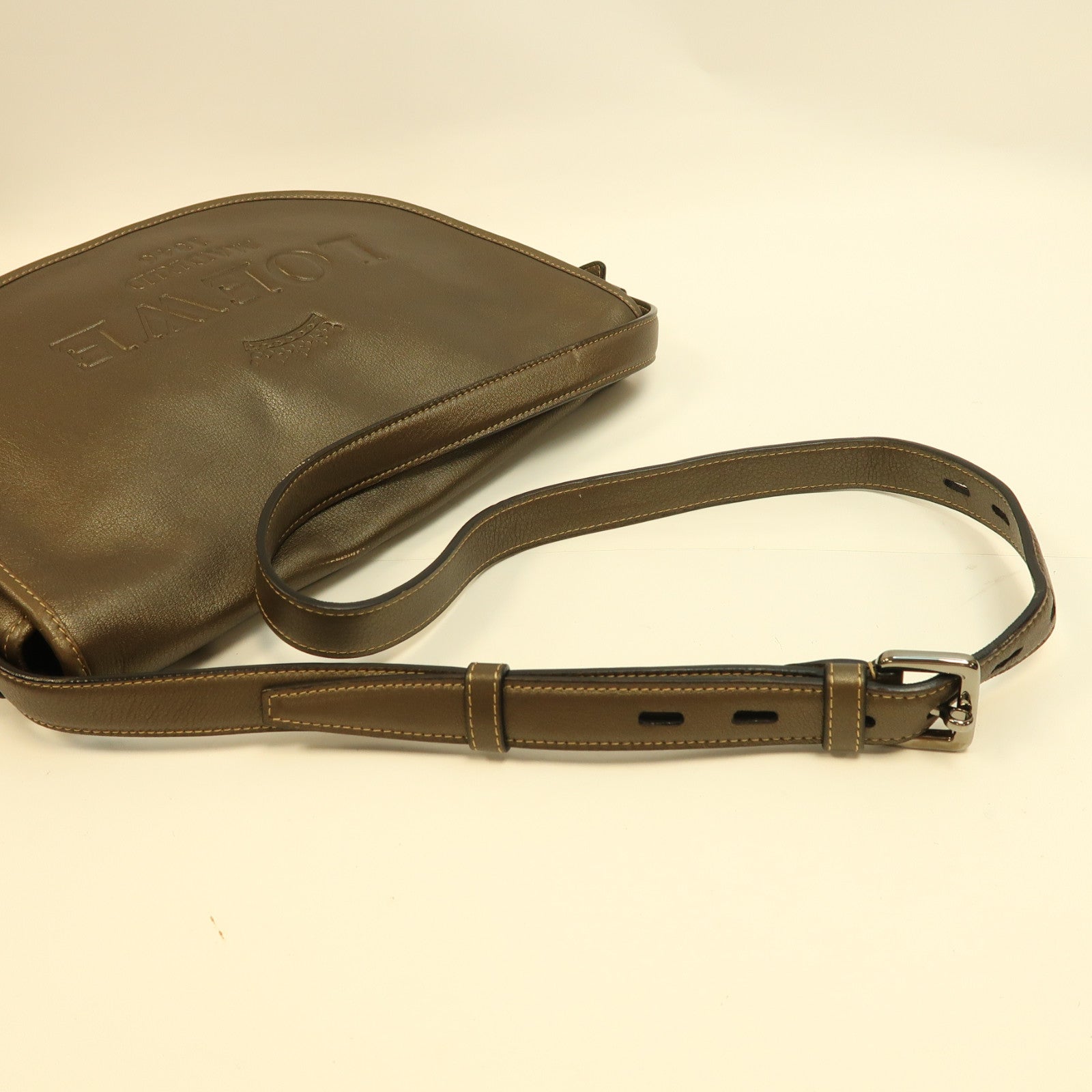 LOEWE 皮革Shoulder Bag銀扣肩背袋啡色