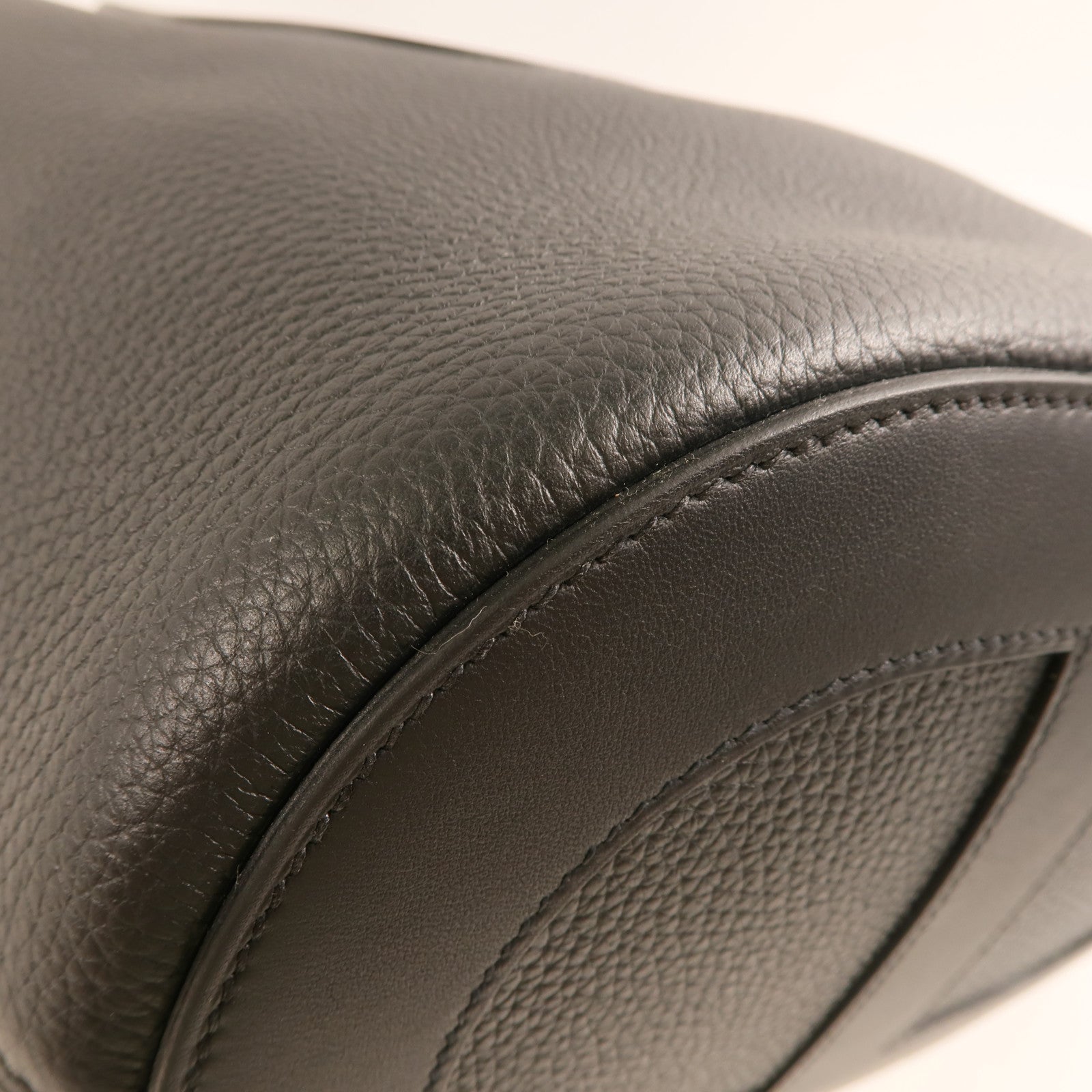 HERMES Clemence皮革In The Loop 23金扣手挽袋Noir
