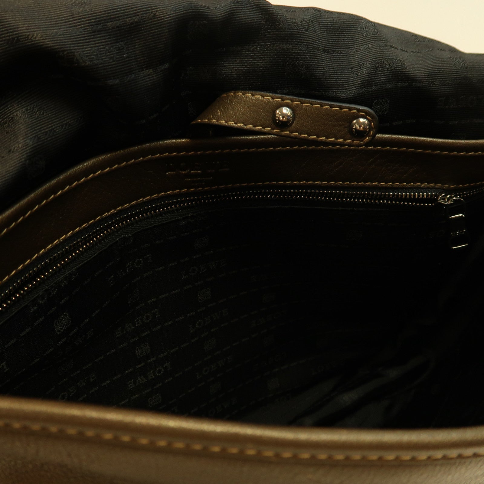 LOEWE 皮革Shoulder Bag銀扣肩背袋啡色
