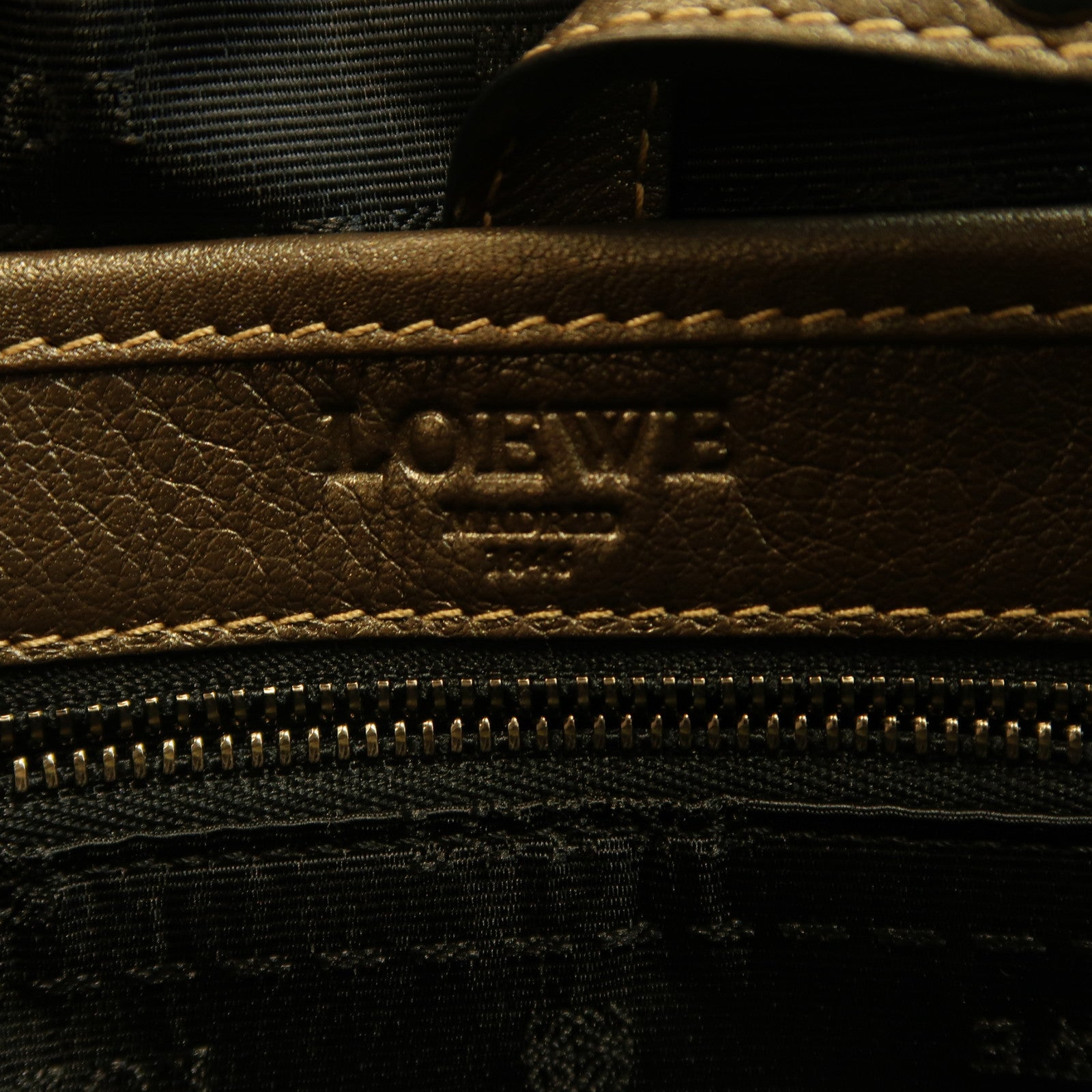 LOEWE 皮革Shoulder Bag銀扣肩背袋啡色