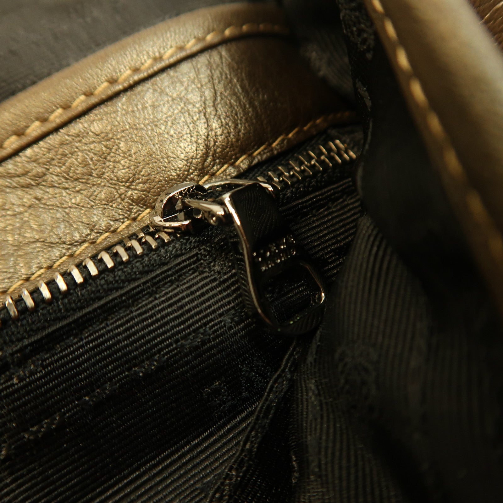 LOEWE 皮革Shoulder Bag銀扣肩背袋啡色