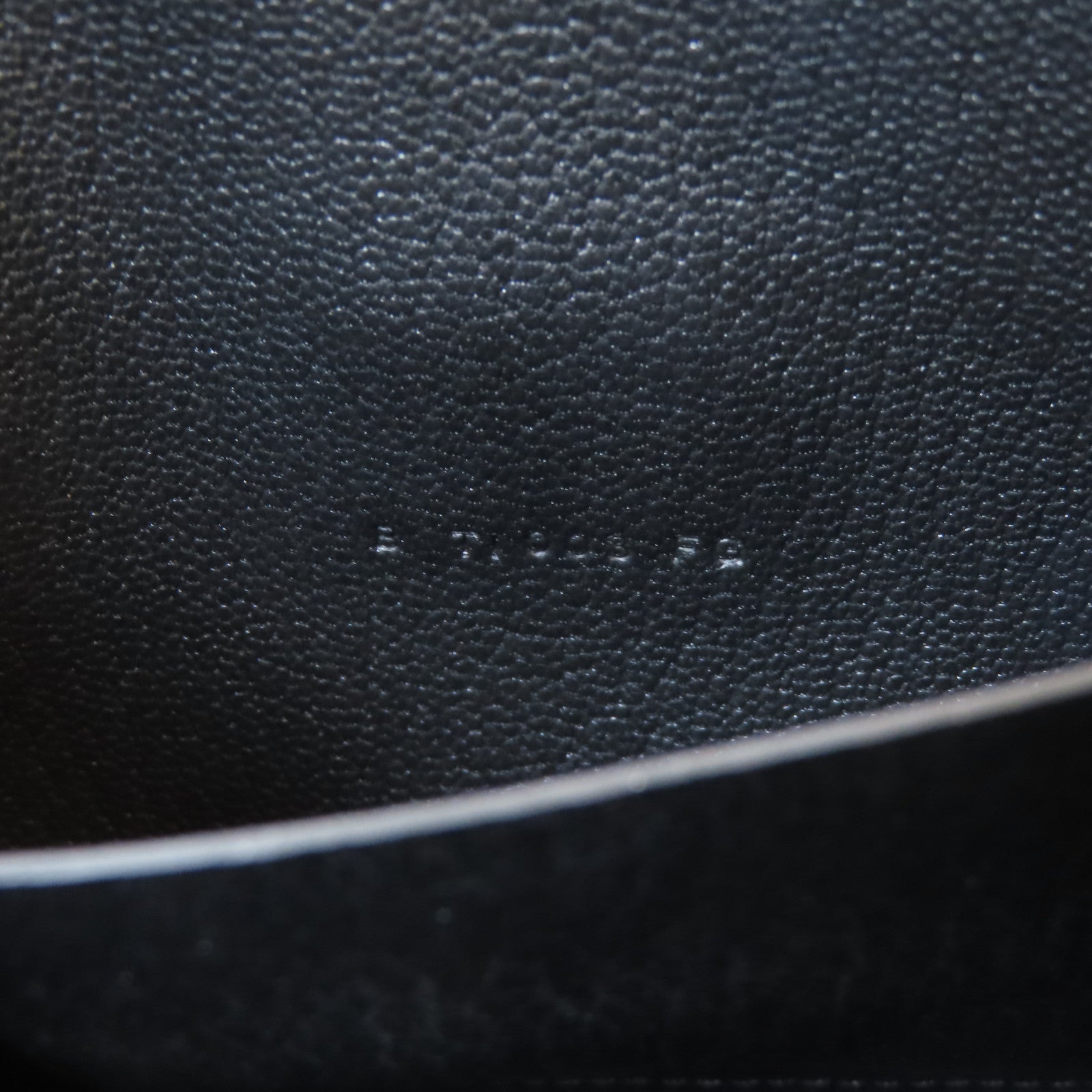 HERMES Chevre皮革Clic 16金扣肩背袋Noir黑色