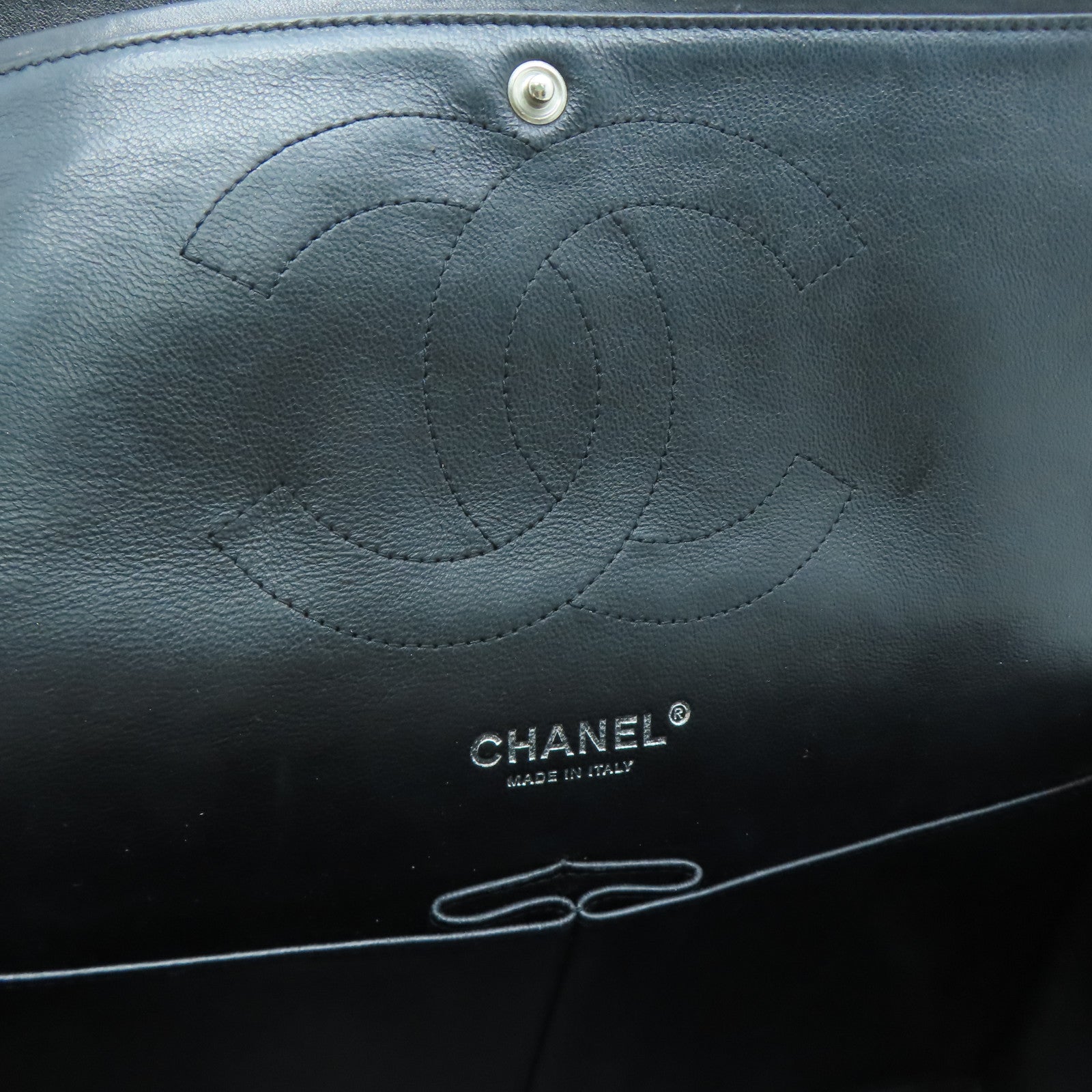 CHANEL 【激減優惠】菱格漆皮皮革Classic 30cm銀扣肩背袋黑色