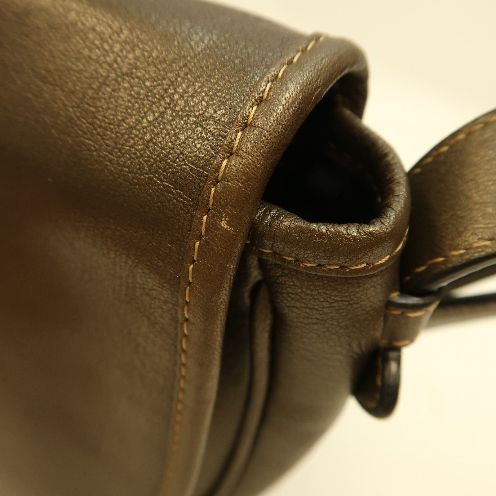 LOEWE 皮革Shoulder Bag銀扣肩背袋啡色