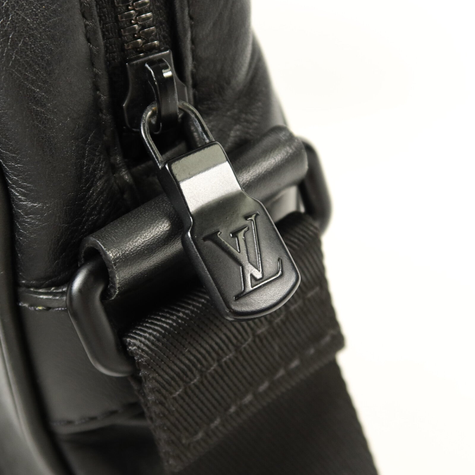LOUIS VUITTON Monogram Shadow Danube PM肩背袋