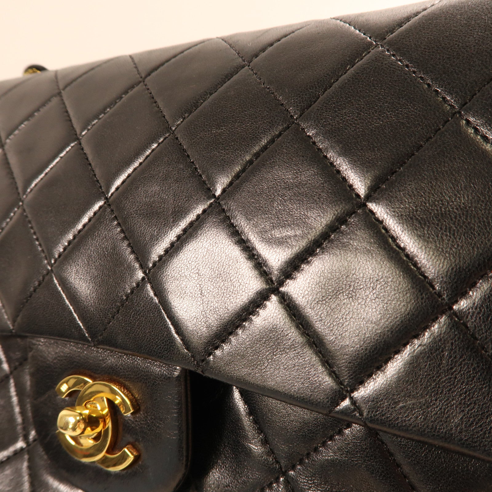 CHANEL 牛皮皮革Chain Shoulder金扣鏈帶肩背袋黑色