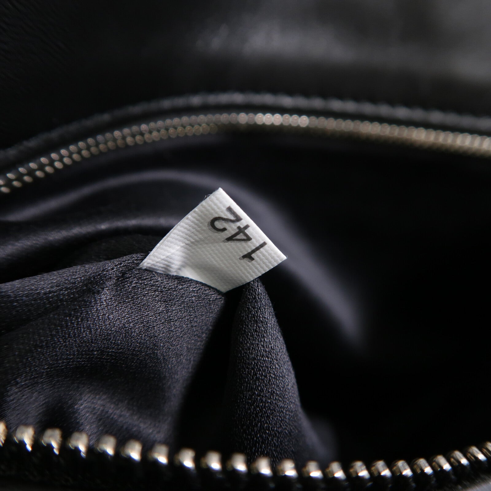Miu Miu 天鵝絨Chain Shoulder手挽肩背兩用袋