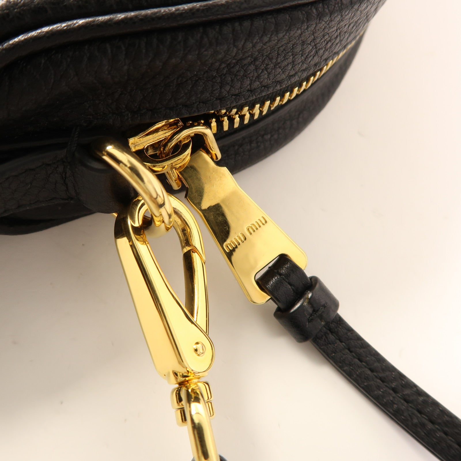 Miu Miu 牛皮皮革Shoulder Bag金扣肩背袋