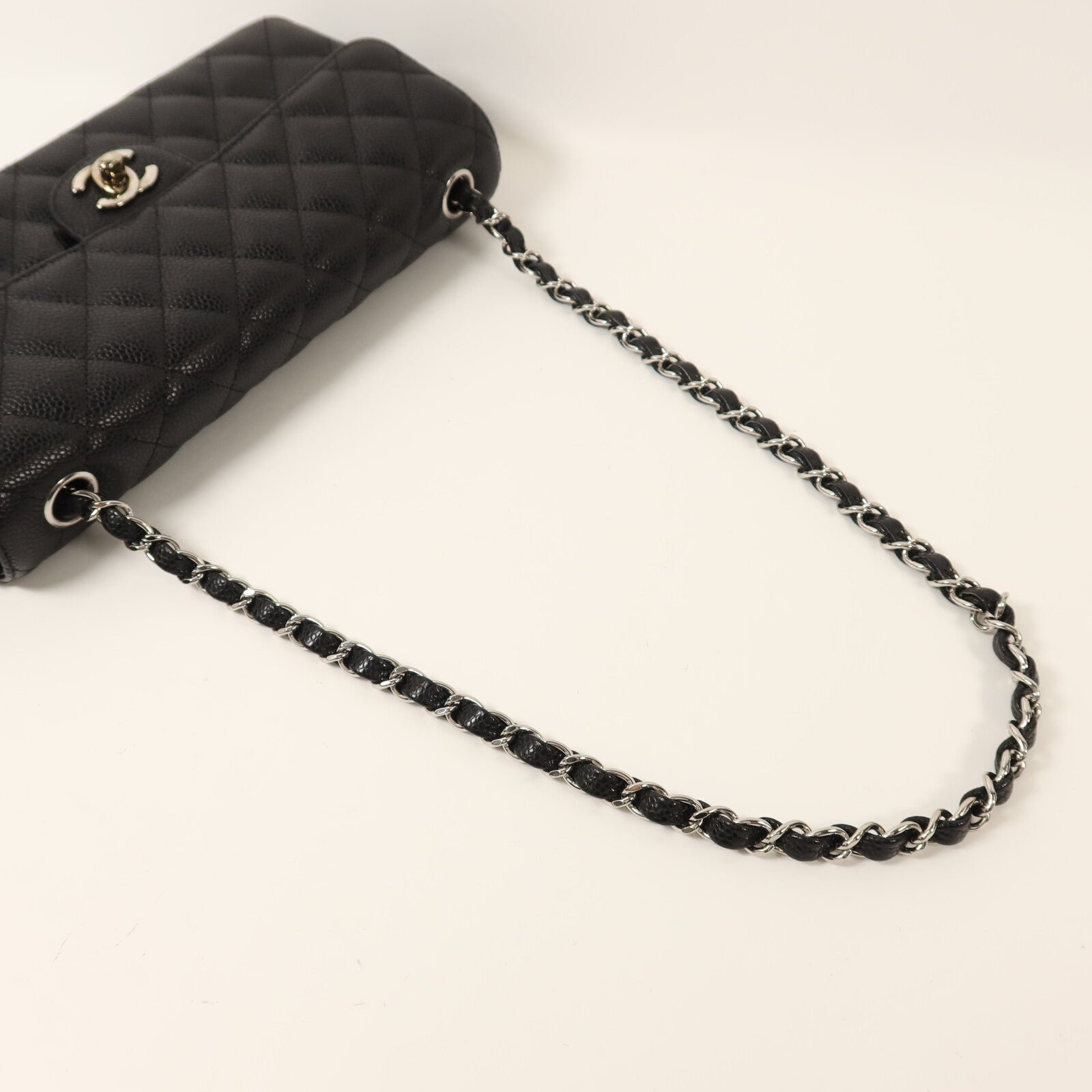 CHANEL 牛皮皮革Classic East West Baguette Bag銀扣鏈帶肩背袋