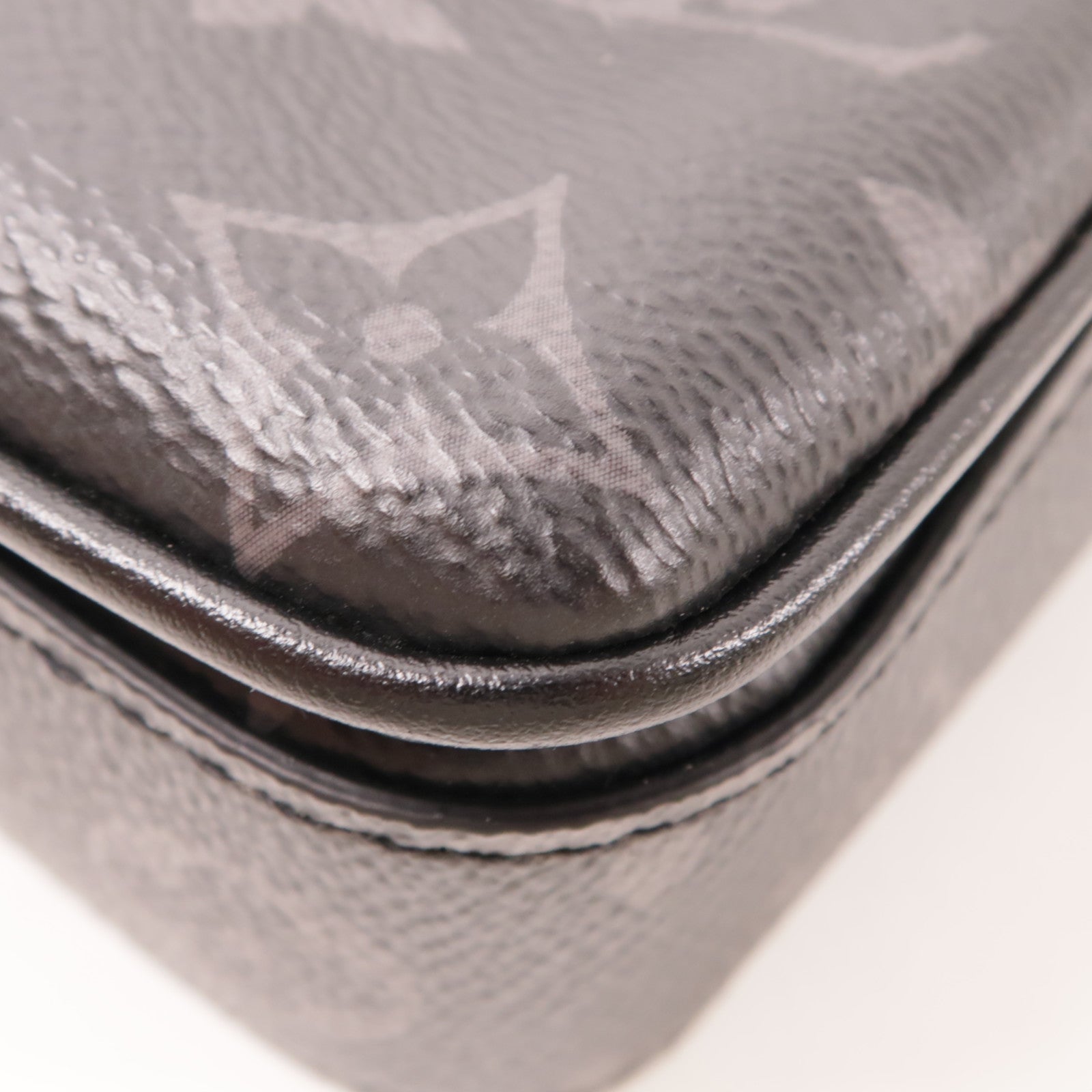 LOUIS VUITTON Monogram Eclipse S-Lock Vertical肩背袋