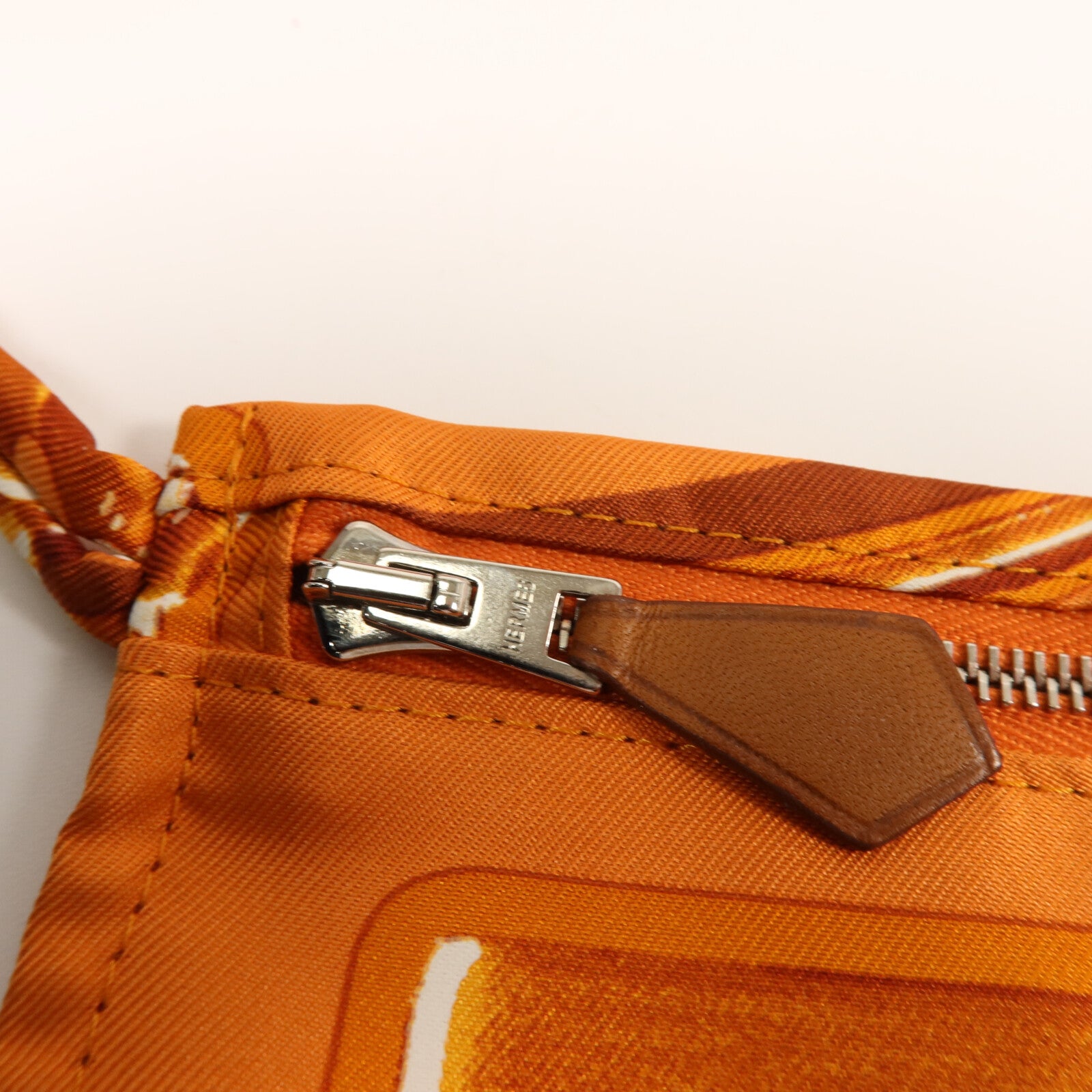 HERMES 絲質Silky City PM肩背袋Orange