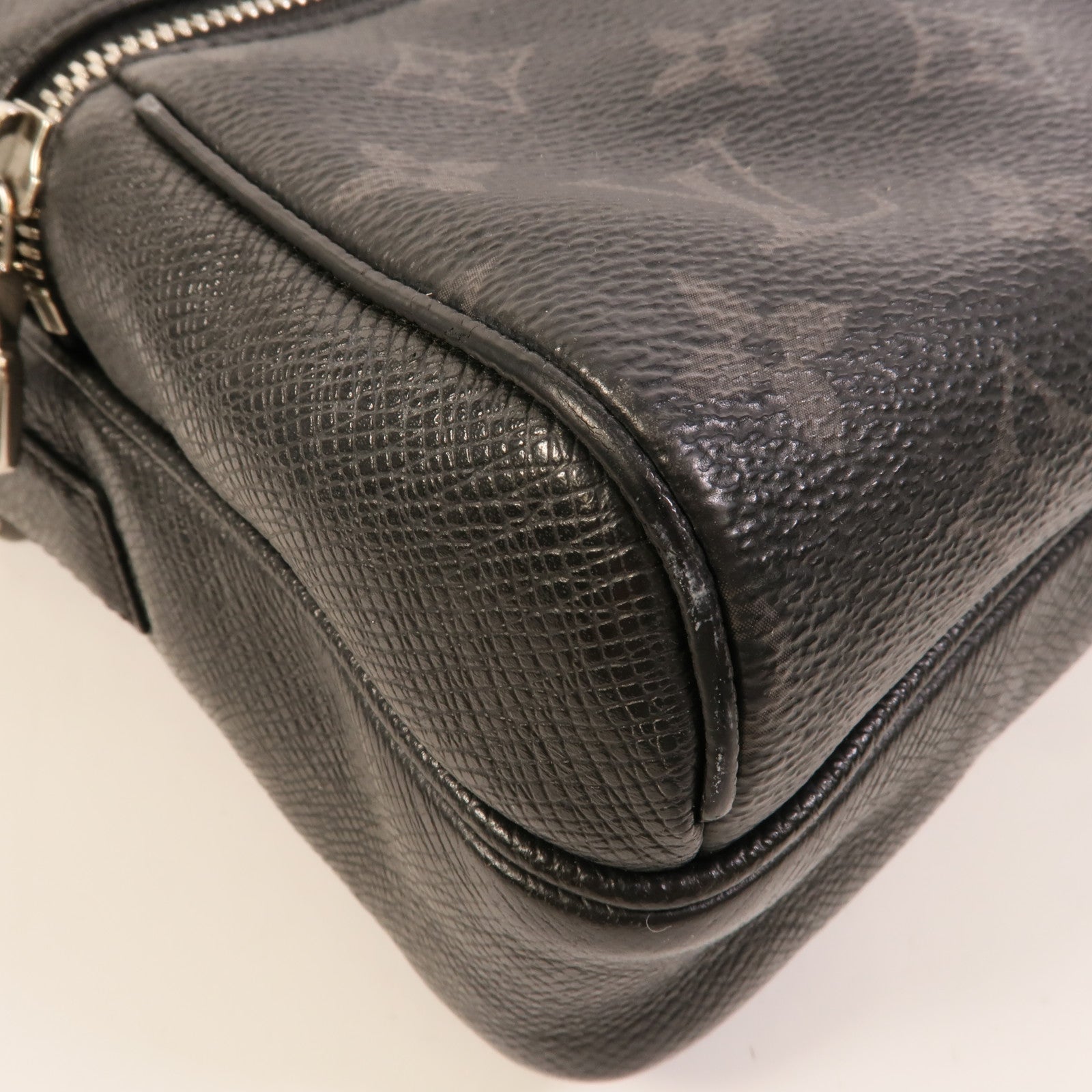 LOUIS VUITTON Monogram Eclipse/Taiga Outdoor Messenger銀扣肩背袋