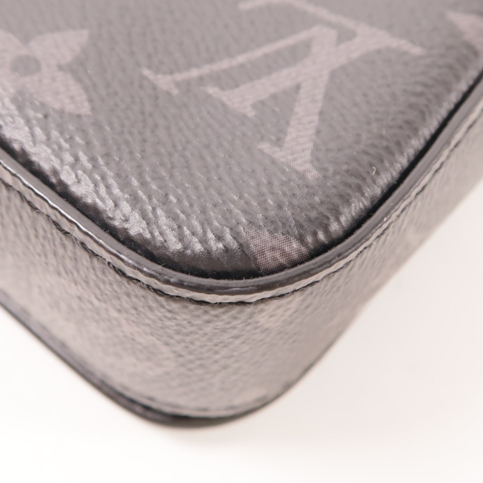 LOUIS VUITTON Monogram Eclipse S-Lock Vertical肩背袋