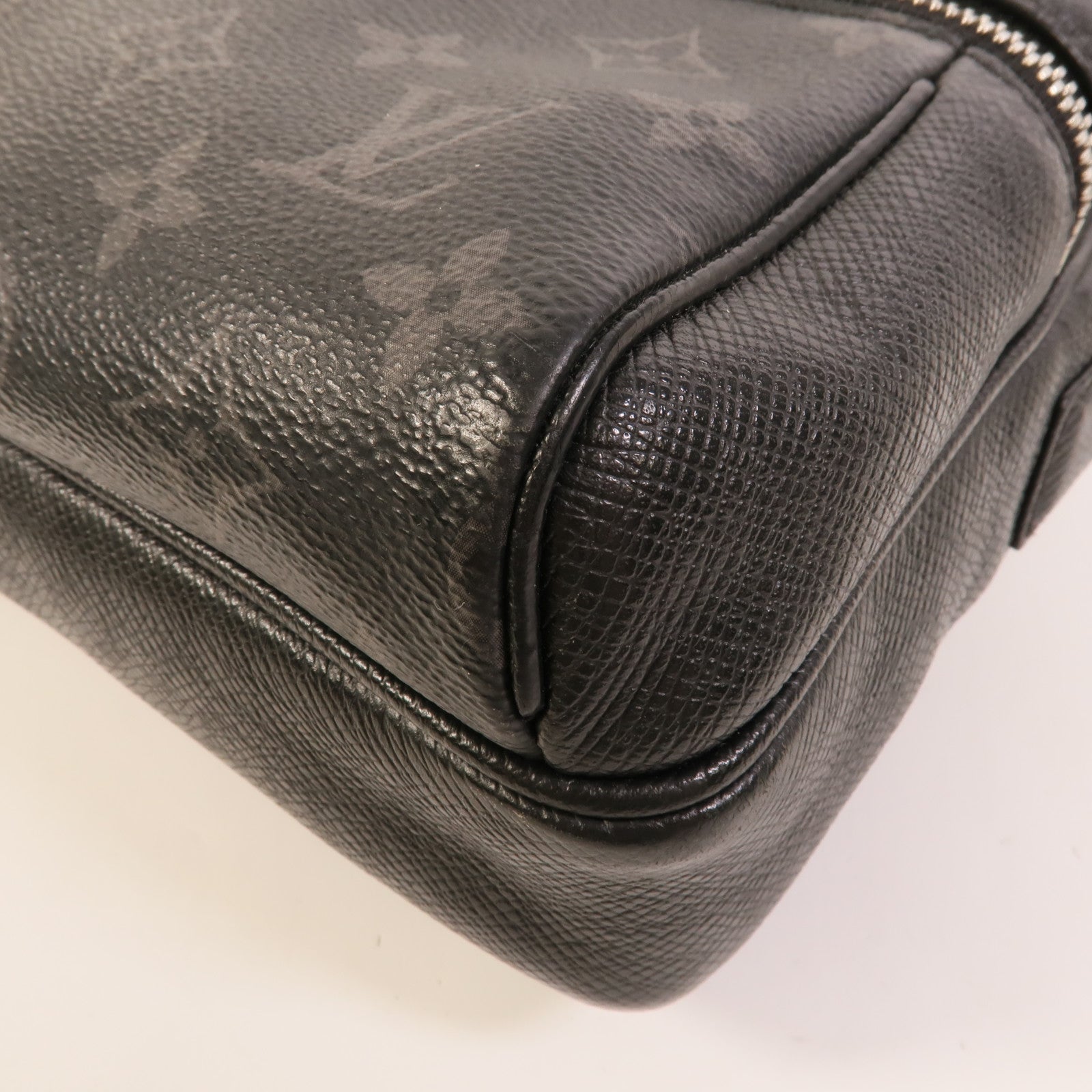 LOUIS VUITTON Monogram Eclipse/Taiga Outdoor Messenger銀扣肩背袋