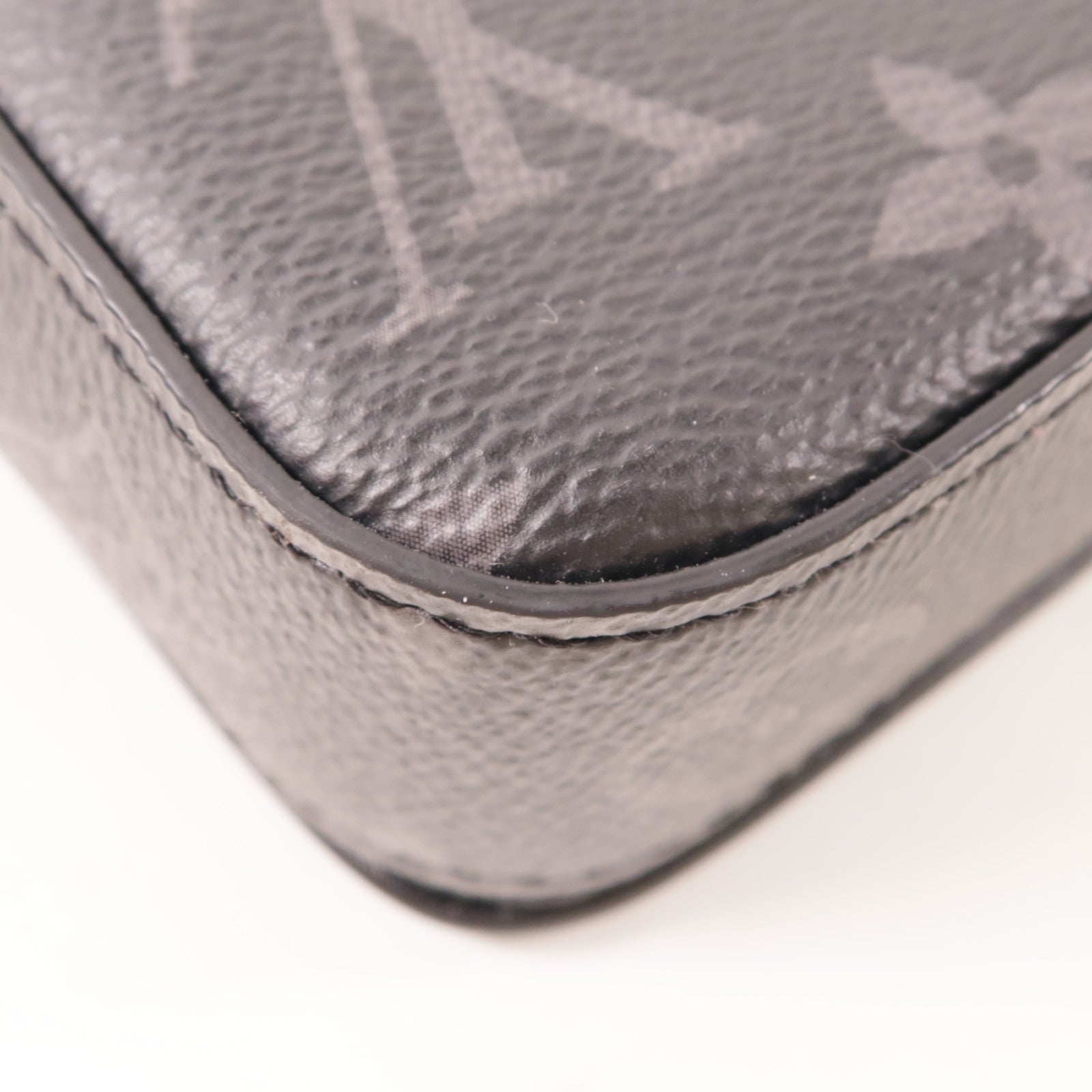 LOUIS VUITTON Monogram Eclipse S-Lock Vertical肩背袋